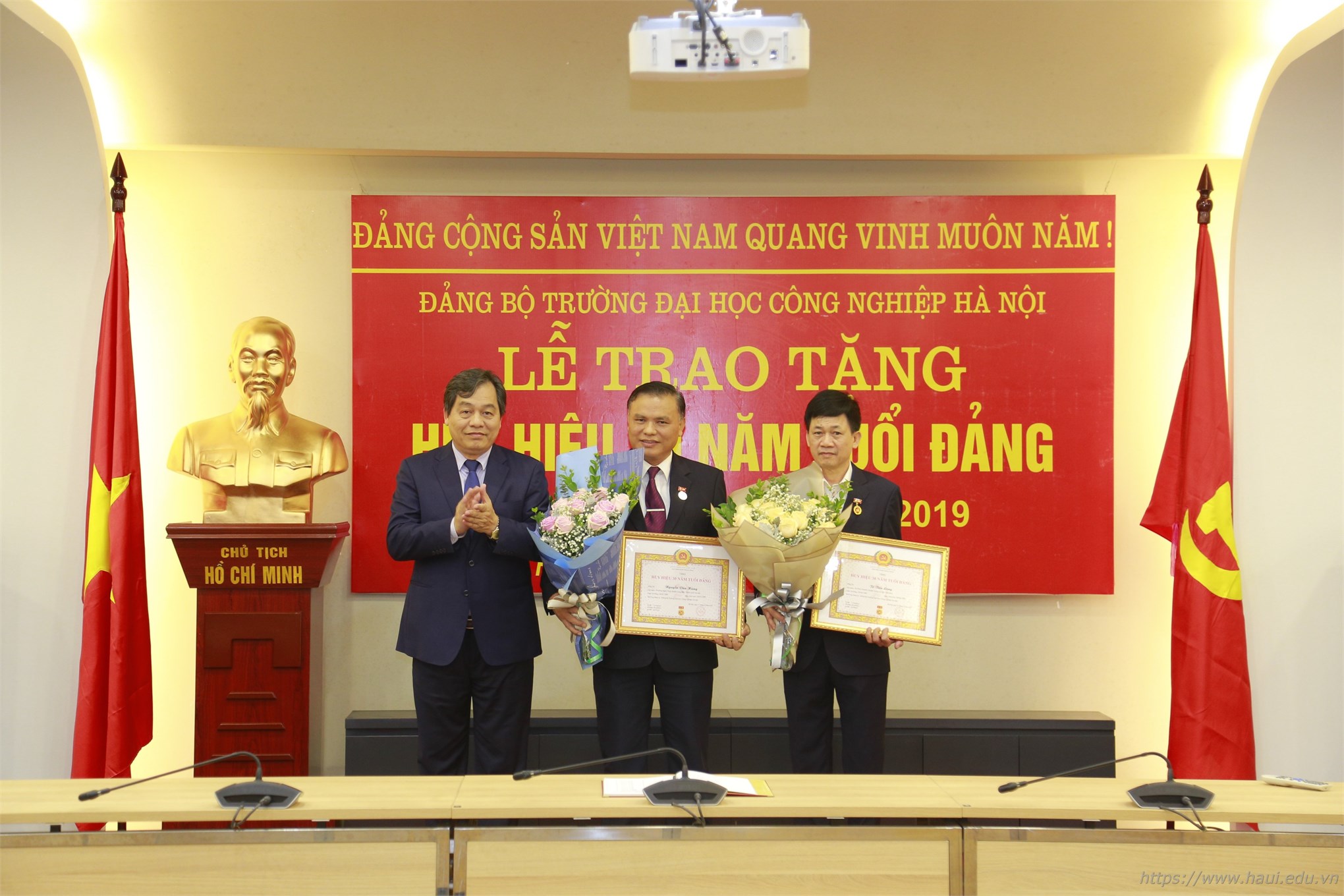 Đồng chí Tô Tiến Long – Người thầy với kinh nghiệm 37 năm tuổi nghề nhận huy hiệu 30 năm tuổi Đảng