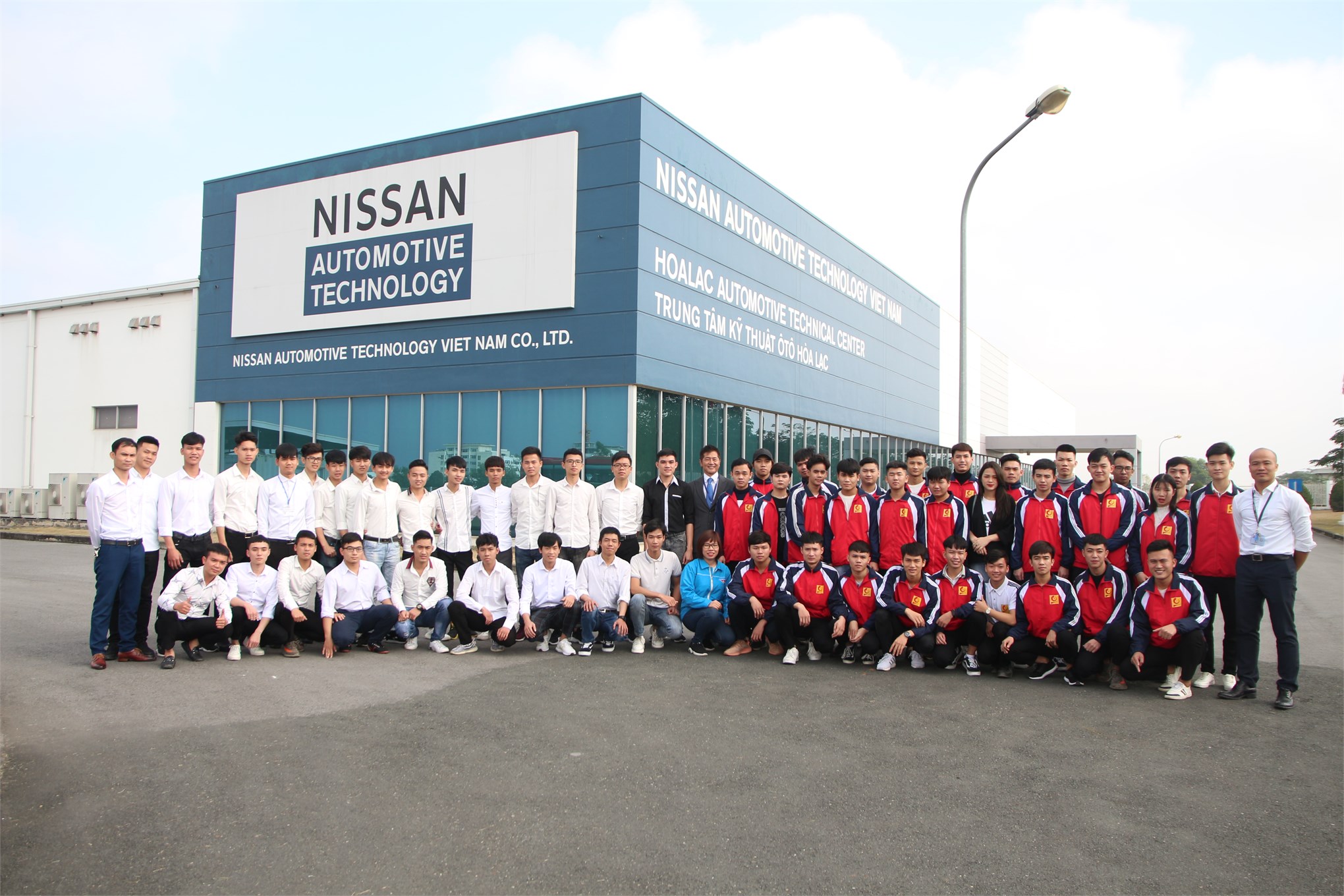 Sinh viên Trung tâm Việt Nhật tham quan trải nghiệm thực tế tại công ty TNHH Nissan Automotive Technology Việt Nam