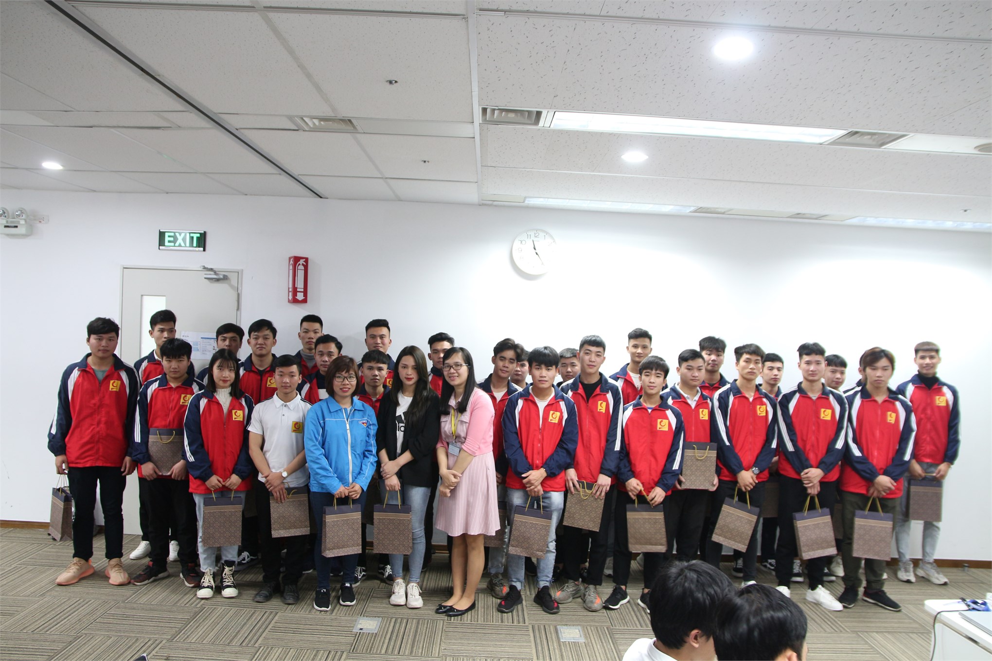 Sinh viên Trung tâm Việt Nhật tham quan trải nghiệm thực tế tại công ty TNHH Nissan Automotive Technology Việt Nam