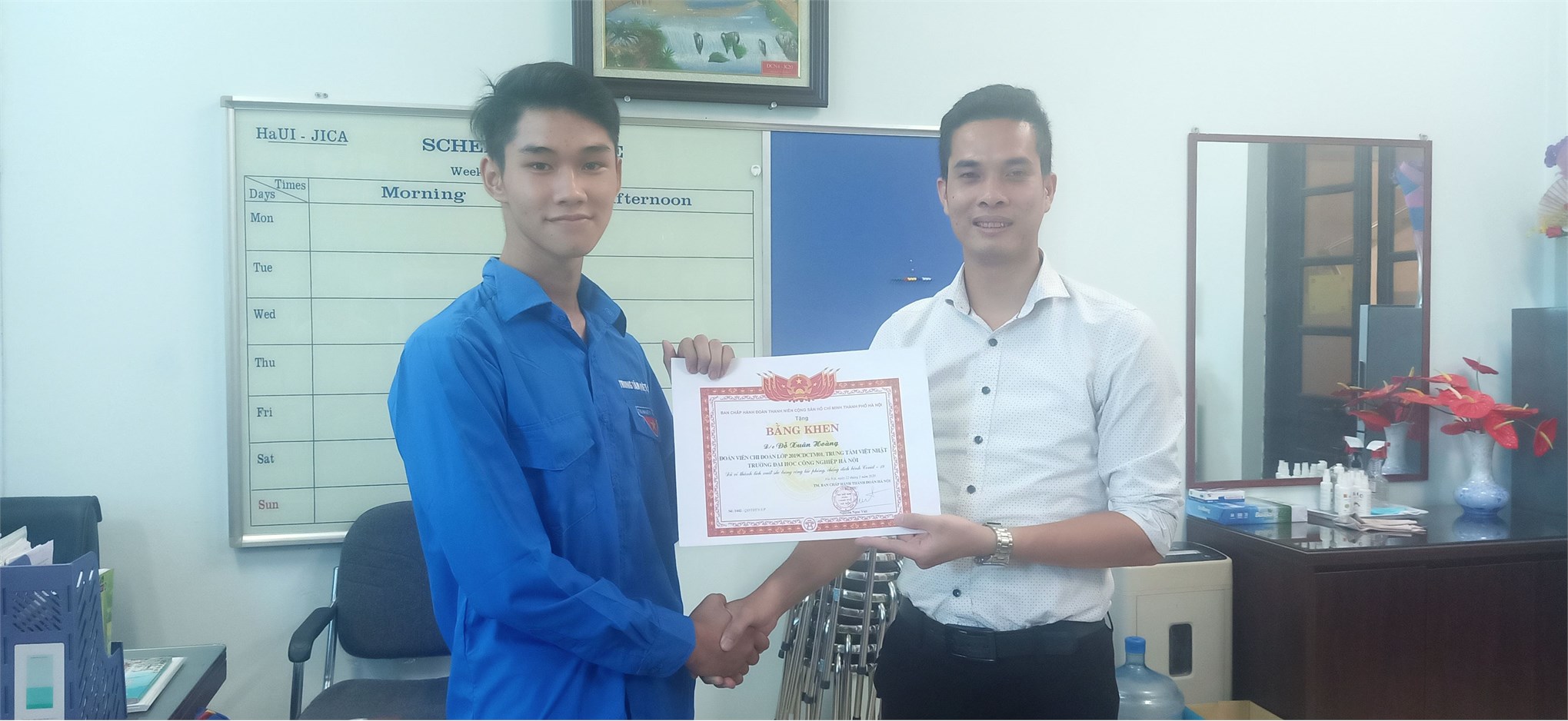 Sinh viên Đỗ Xuân Hoàng được nhận bằng khen của Thành đoàn Hà Nội về thành tích xuất sắc trong phong trào chống dịch Covid – 19