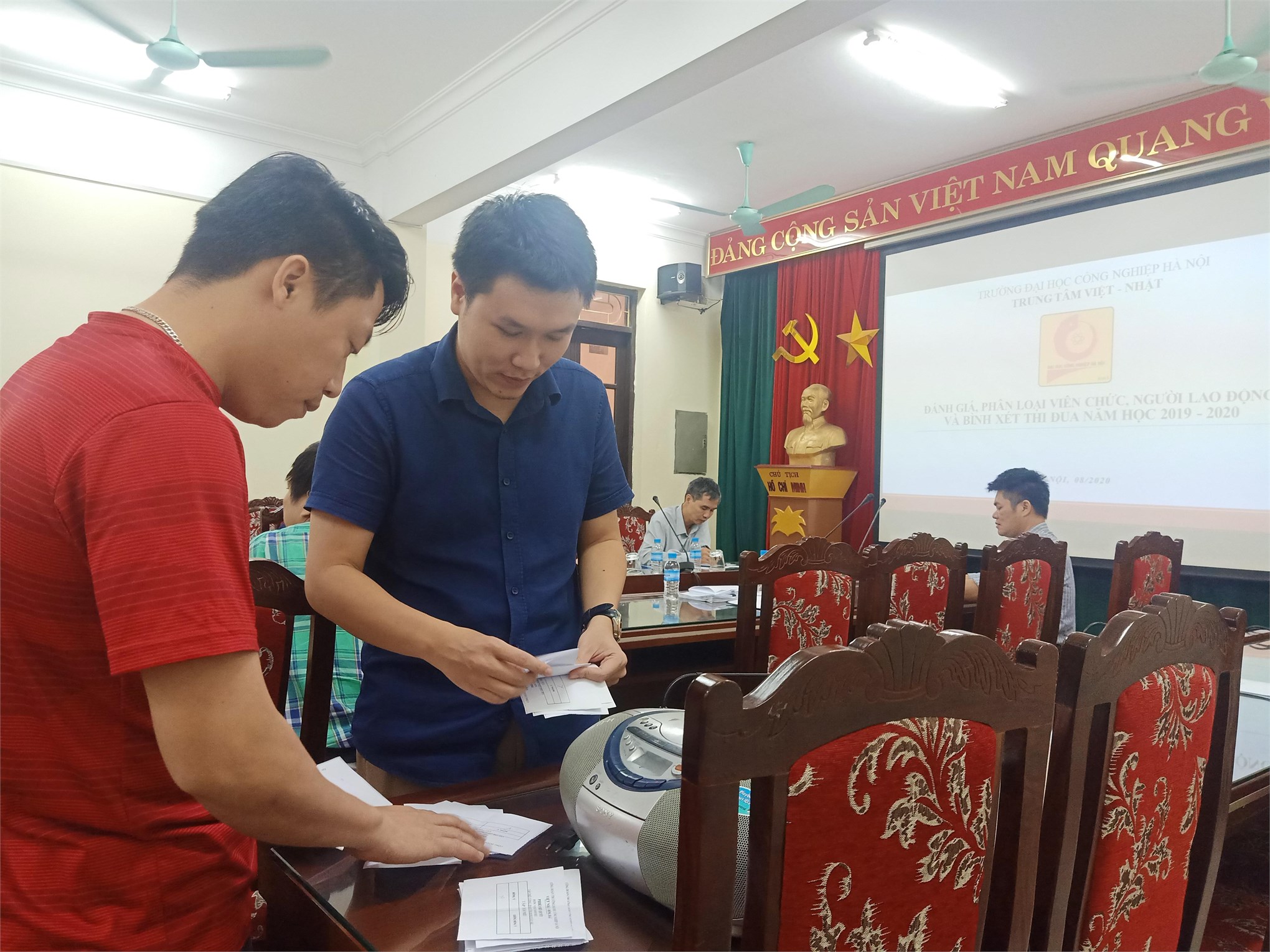 Công đoàn Trung tâm Việt Nhật bình xét thi đua năm học 2019 – 2020