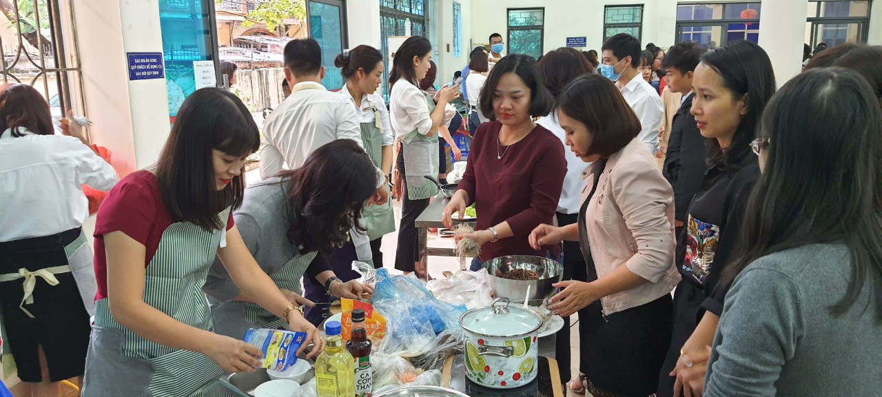 Tổ nữ công Du lịch – Việt Nhật – Đào tạo thường xuyên giành giải Nhì tại Hội thi cắm hoc, nấu ăn chào mừng kỷ niệm 90 năm ngày thành lập Hội liên hiệp Phụ nữ Việt Nam