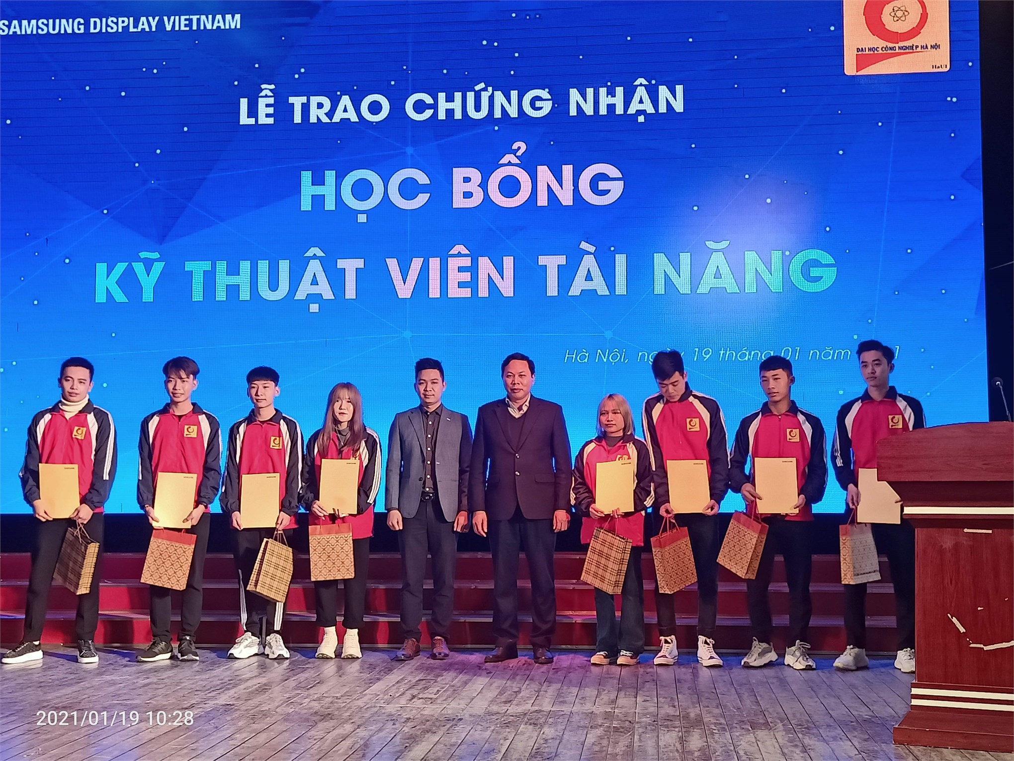 21 sinh viên Trung tâm Việt Nhật được nhận học bổng Kỹ thuật viên tài năng của công ty Samsung Display Việt Nam (SDV)