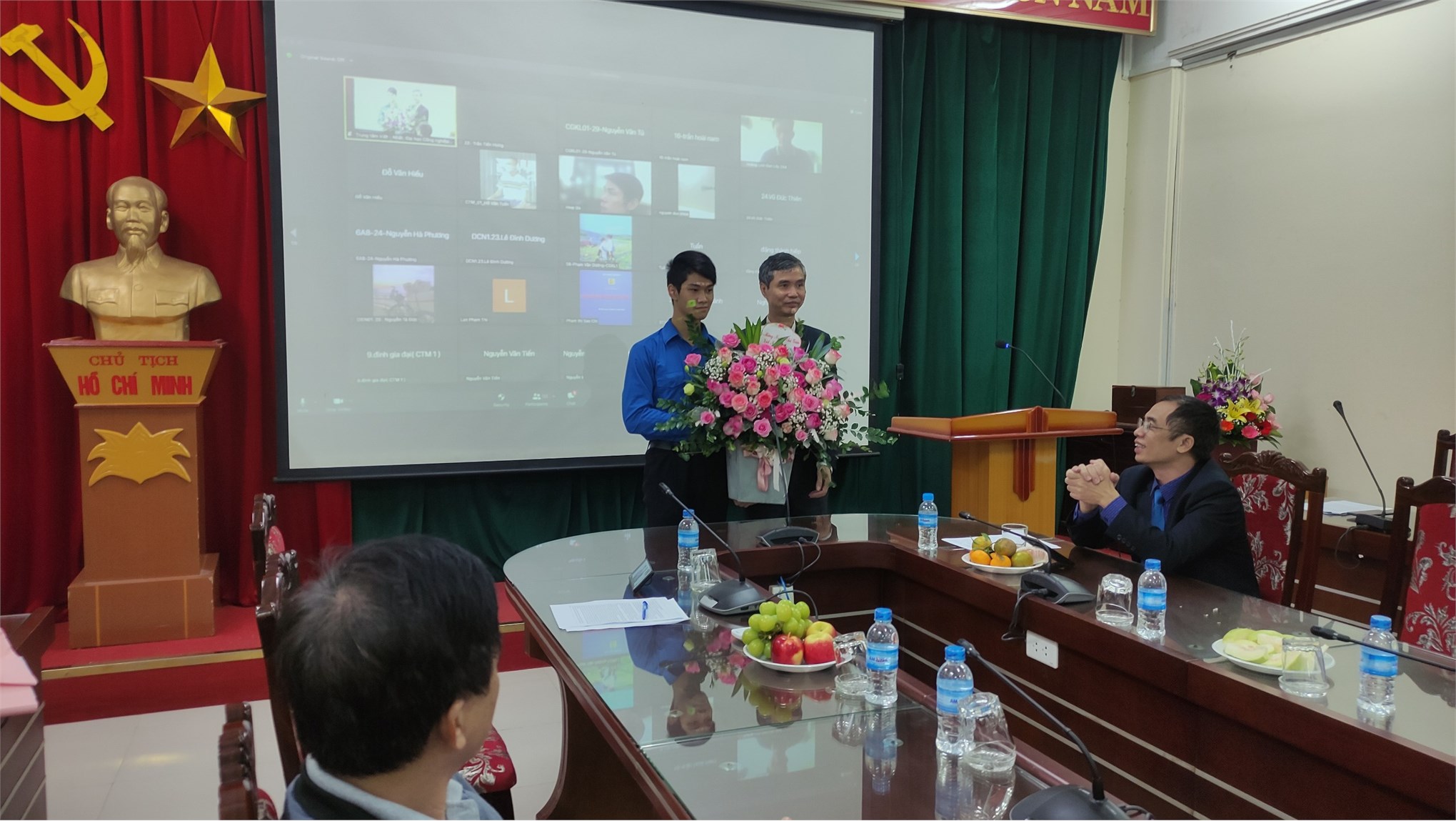 Thầy và trò trung tâm Việt Nhật hân hoan chào mừng 20/11 online