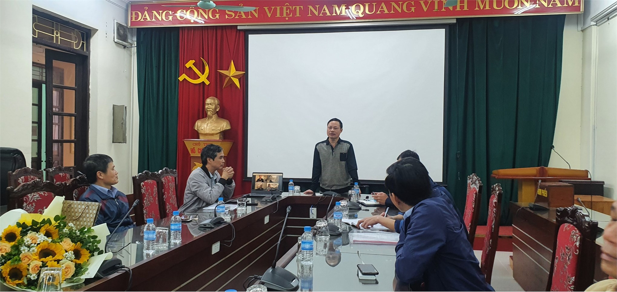 Chi bộ Trung tâm Việt Nhật tổ chức hội nghị tổng kết năm 2021 và chia tay Đảng viên nghỉ hưu theo chế độ