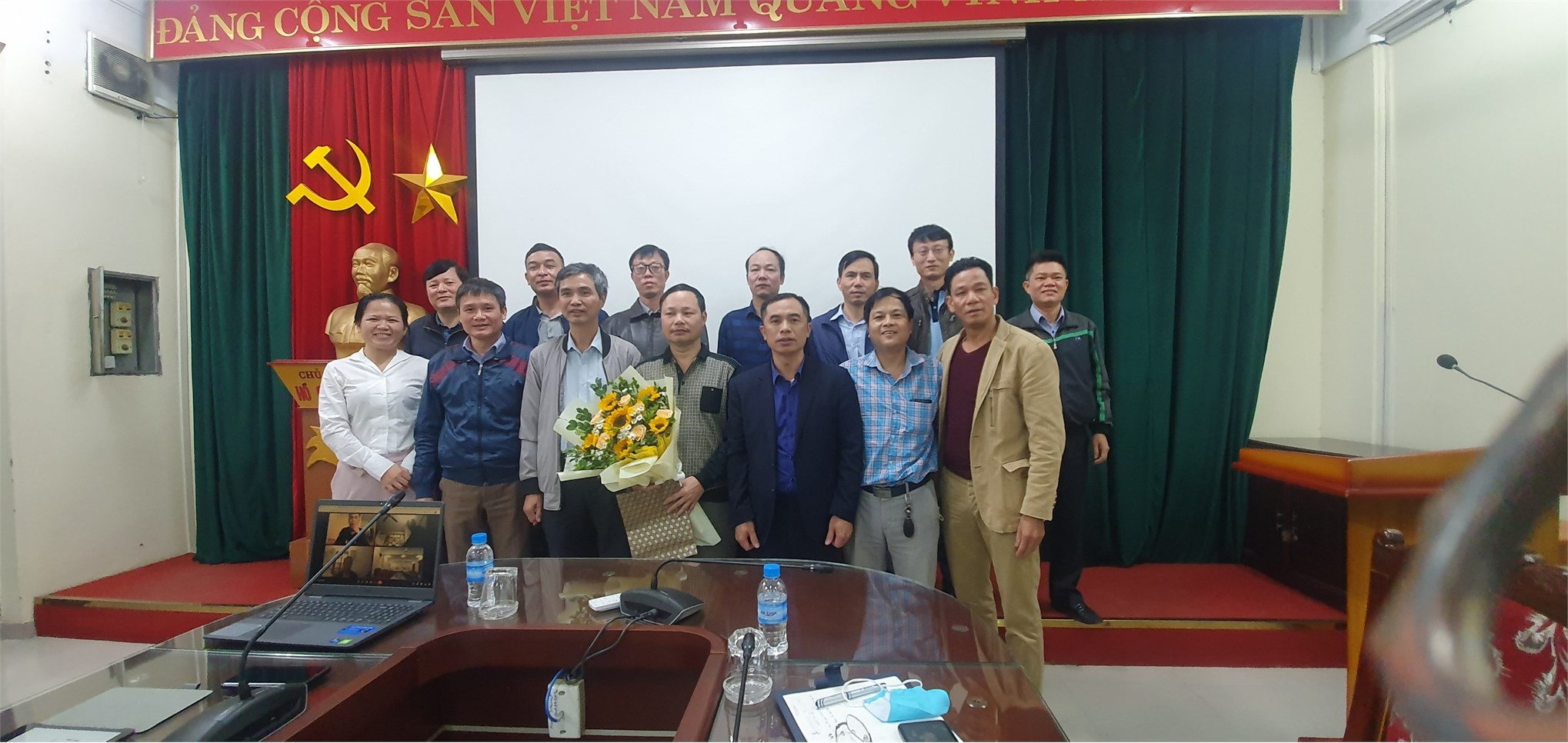 Chi bộ Trung tâm Việt Nhật tổ chức hội nghị tổng kết năm 2021 và chia tay Đảng viên nghỉ hưu theo chế độ