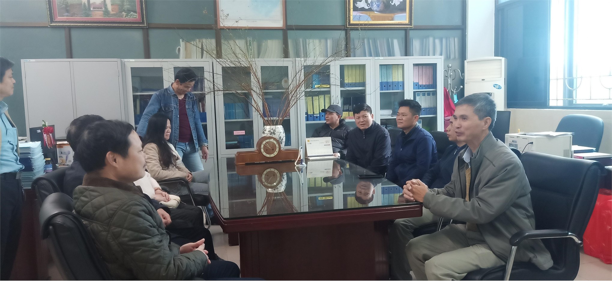 Trung tâm Việt Nhật tổ chức gặp mặt giáo viên nghỉ hưu theo chế độ