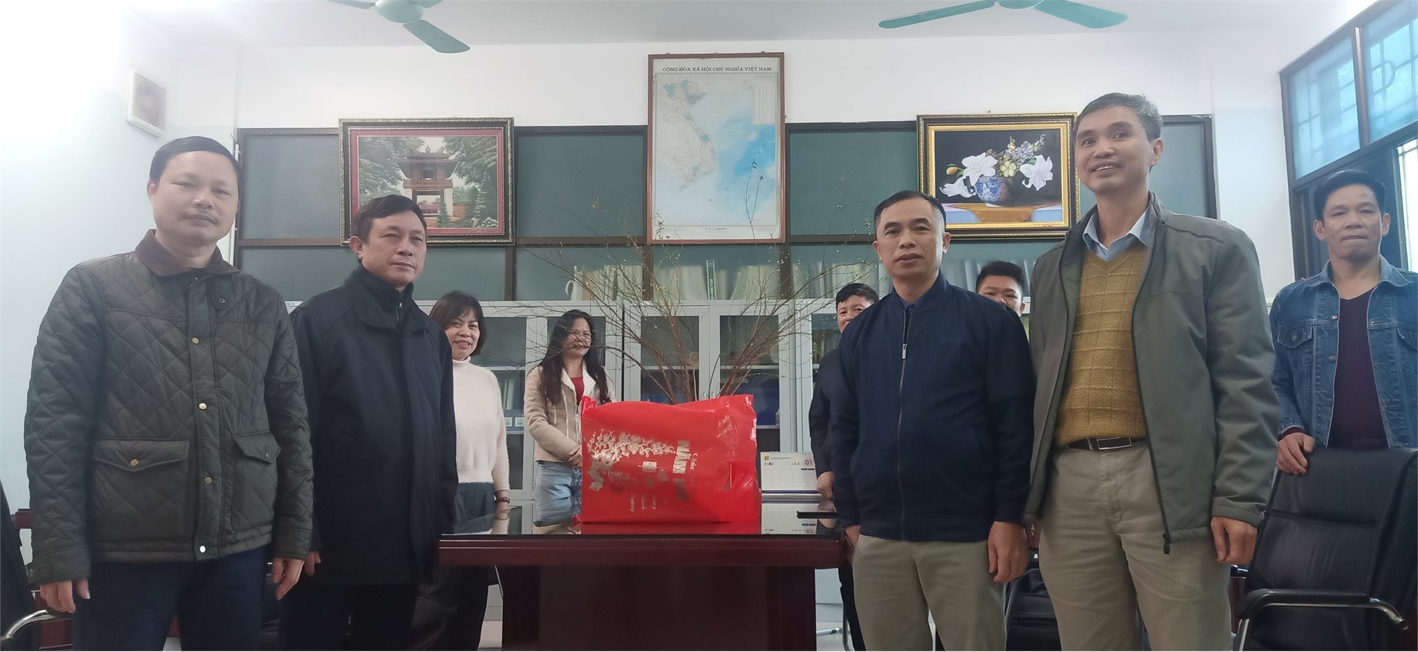 Trung tâm Việt Nhật tổ chức gặp mặt giáo viên nghỉ hưu theo chế độ