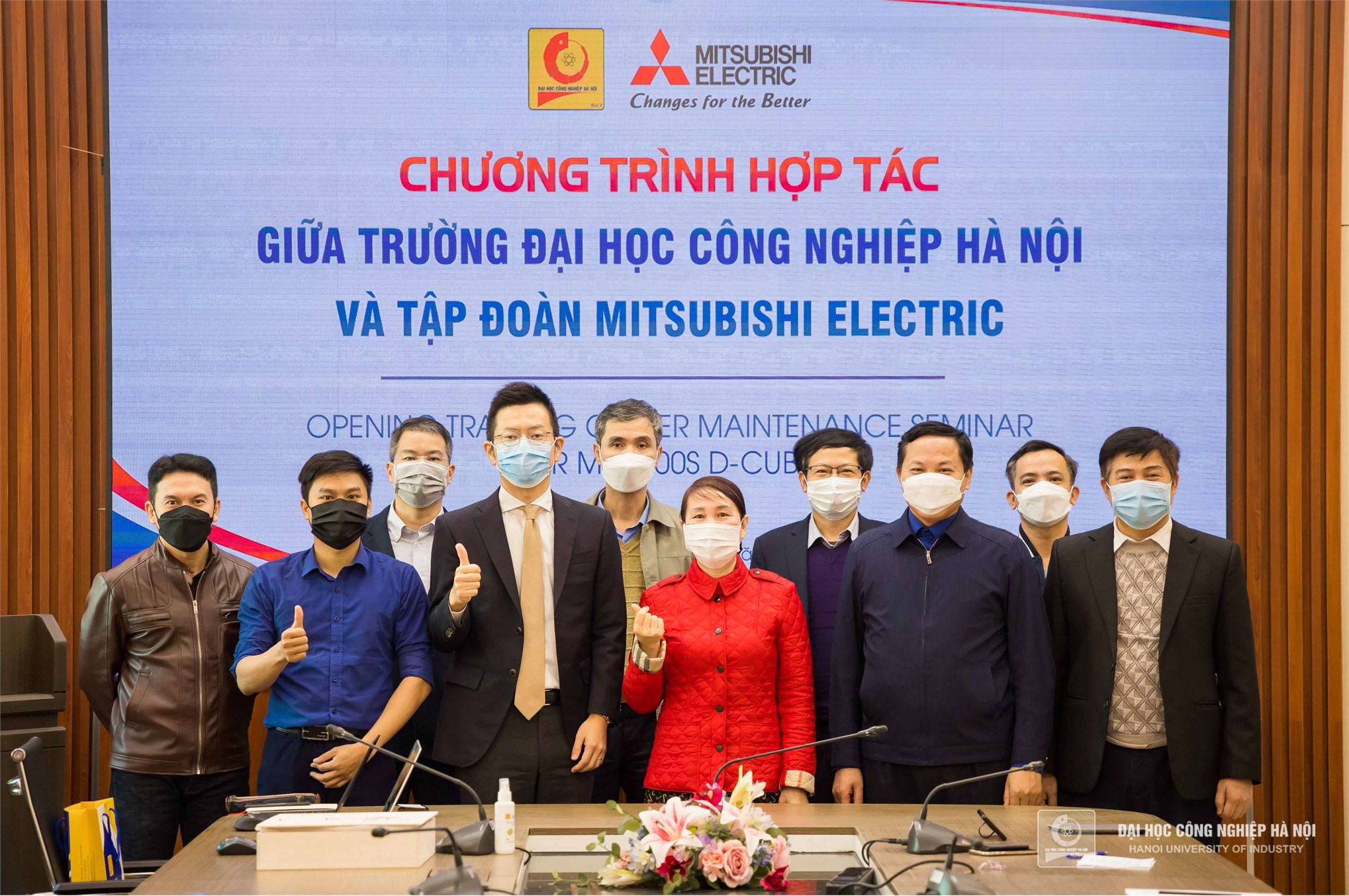 Trung tâm Việt Nhật tiếp nhận bàn giao máy cắt dây EDM do công ty TNHH Mitsubishi Electric Việt Nam tài trợ