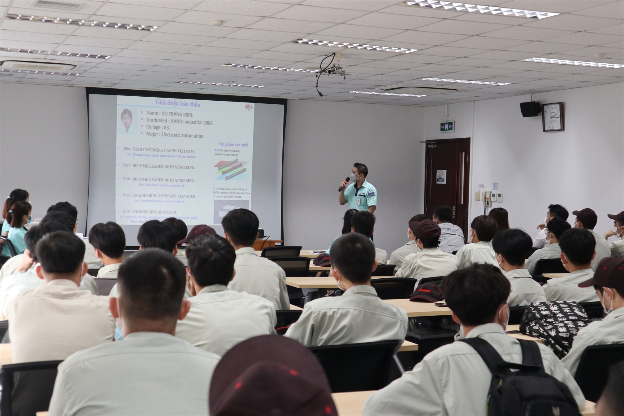 Sinh viên Trung tâm Việt Nhật tham quan công ty Canon Việt Nam