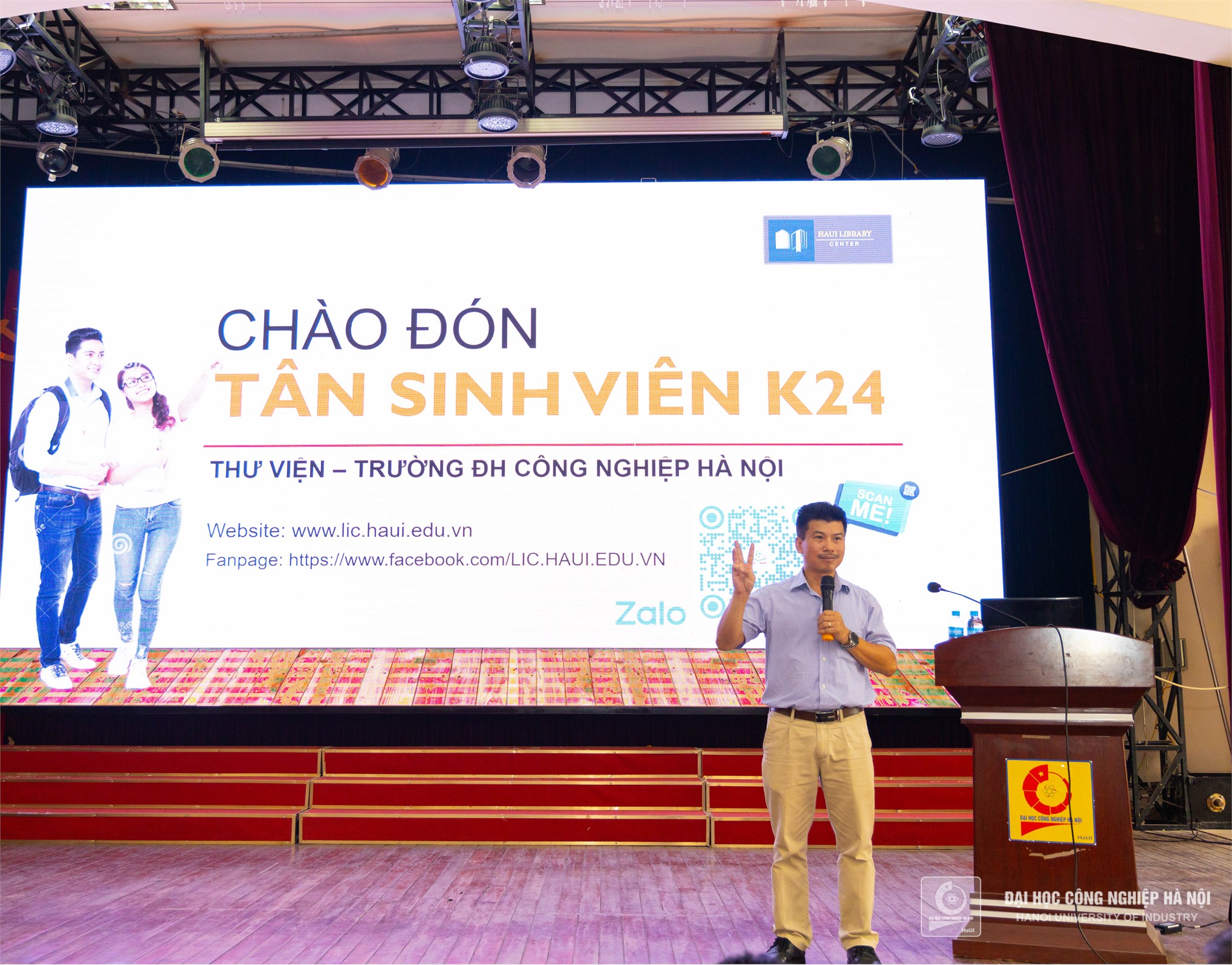 Trung tâm Việt Nhật chào đón 376 tân sinh viên hệ cao đẳng khóa 24 làm thủ tục nhập học đợt 1