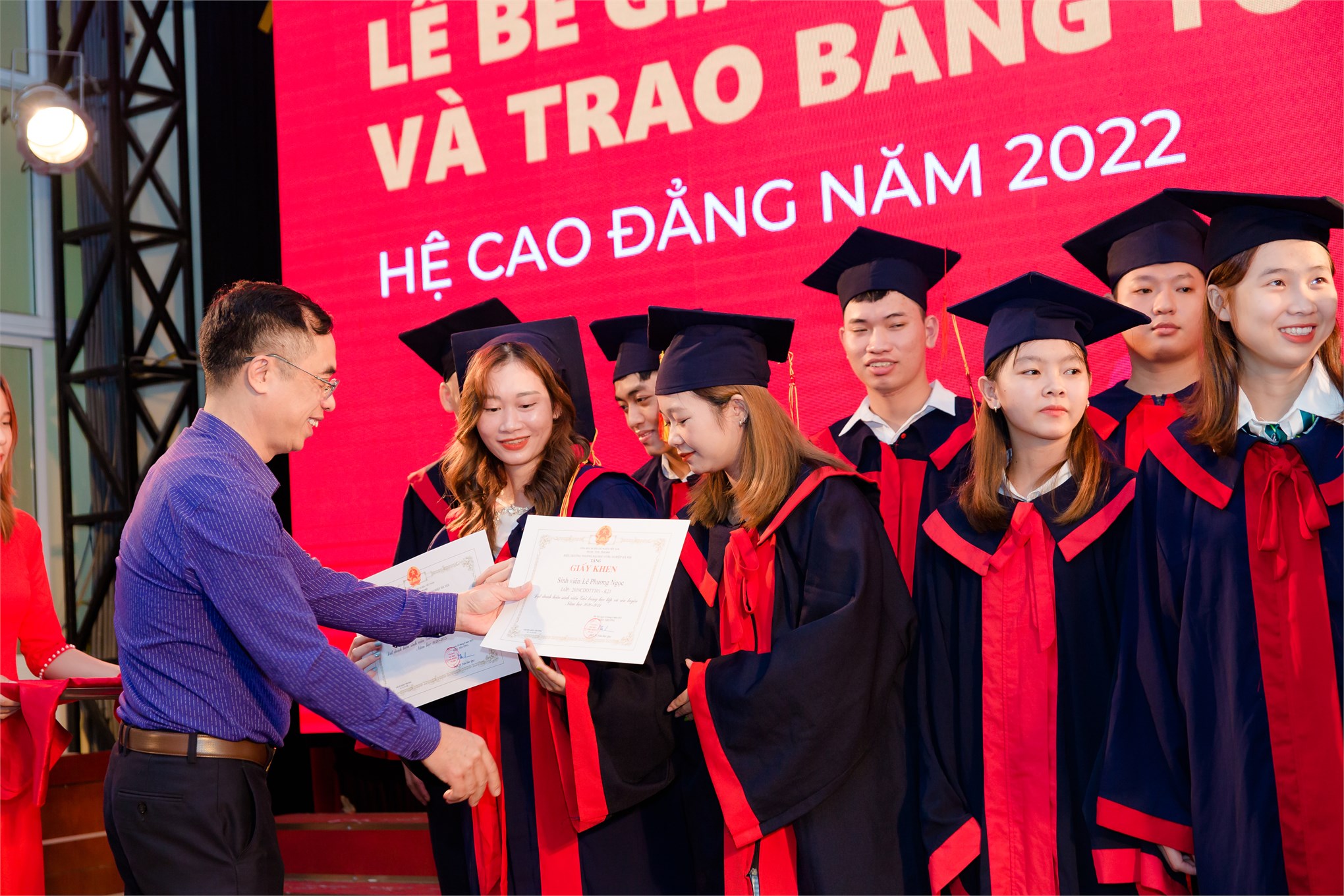 Lễ bế giảng và trao bằng tốt nghiệp cho sinh viên khóa 19,20,21 năm 2022