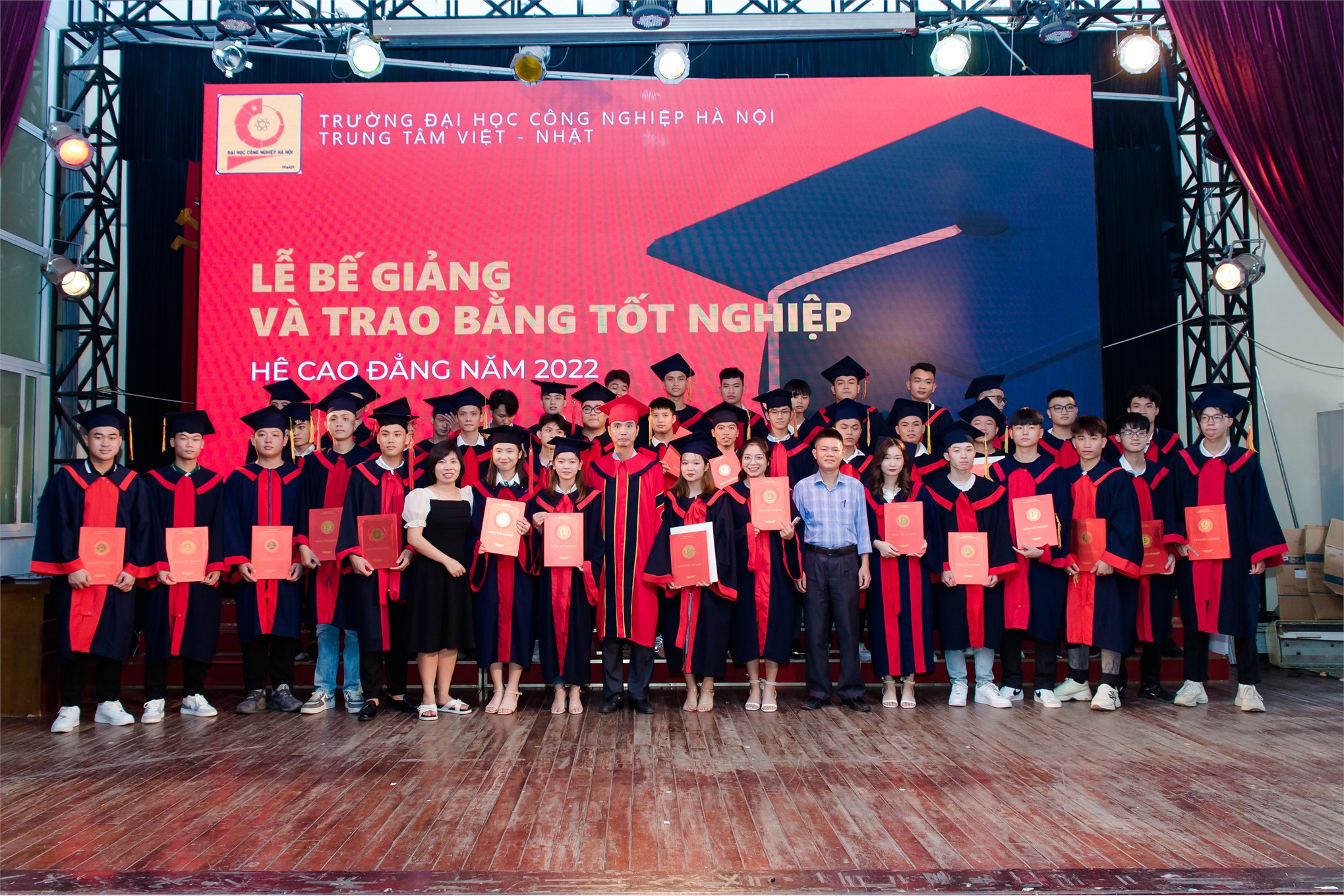 Lễ bế giảng và trao bằng tốt nghiệp cho sinh viên khóa 19,20,21 năm 2022