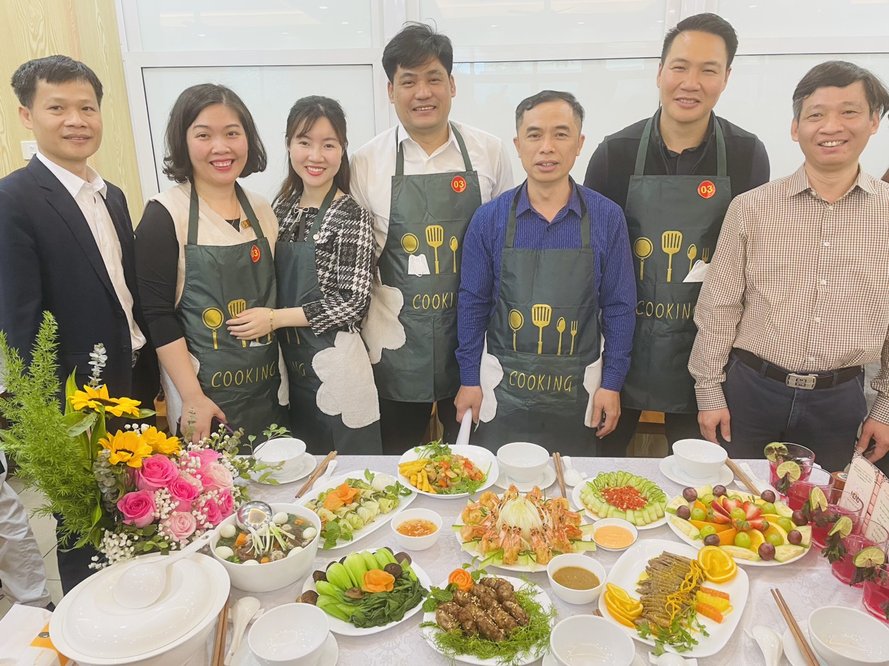 Liên quân Trung tâm Việt Nhật - Khoa Điện - Phòng công tác sv - Trạm y tế - Khoa GDTC - GDQP giành giải Khuyến khích cuộc thi nấu ăn, cắm hoa kỷ niệm ngày quốc tế phụ nữ 8/3