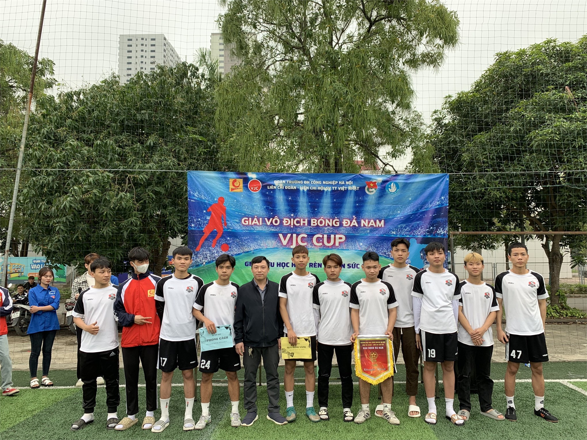 Chung kết và trao giải bóng đá nam sinh viên TT Việt Nhật