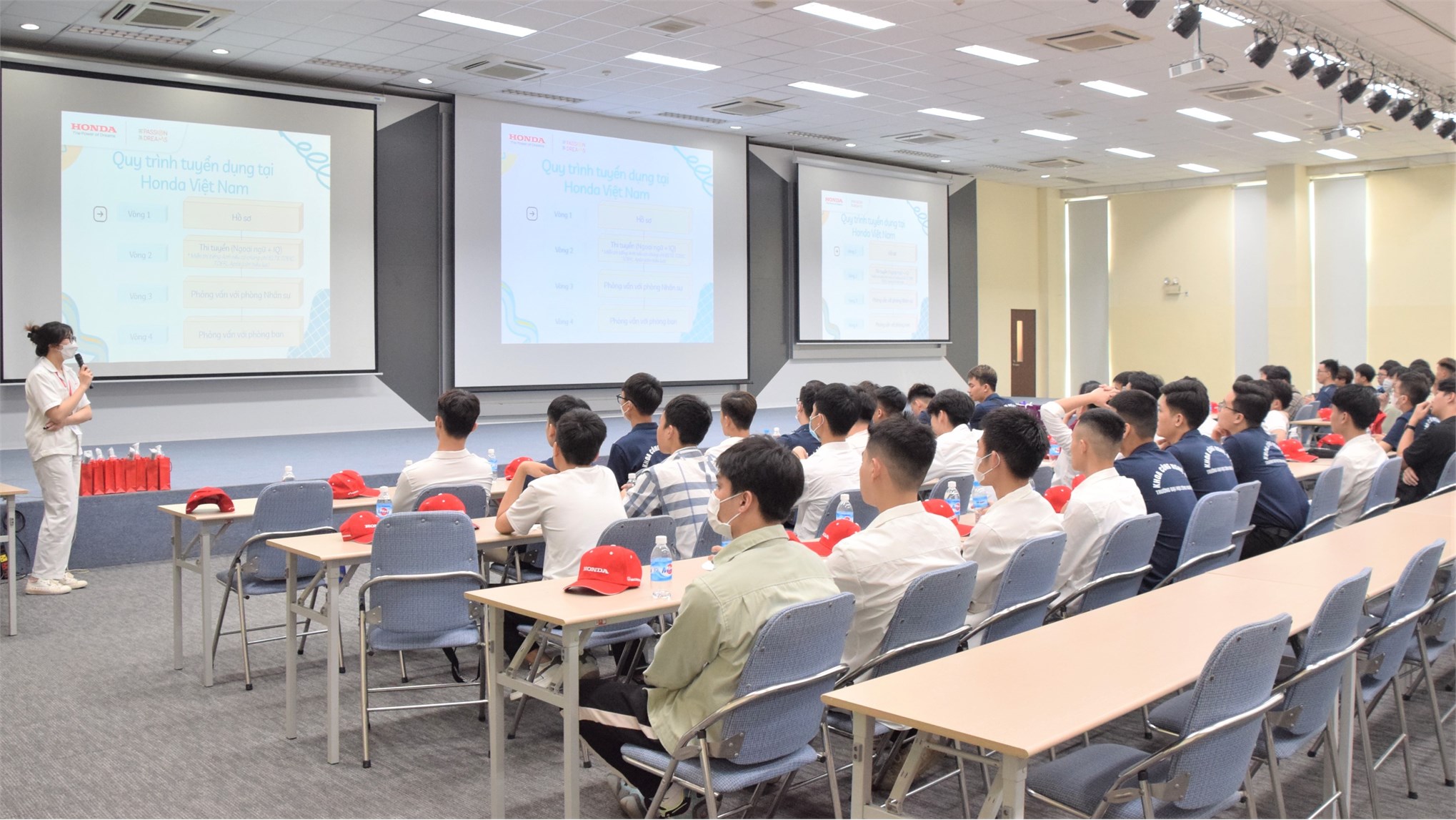 Sinh viên trung tâm Việt Nhật tham quan công ty Honda Việt Nam