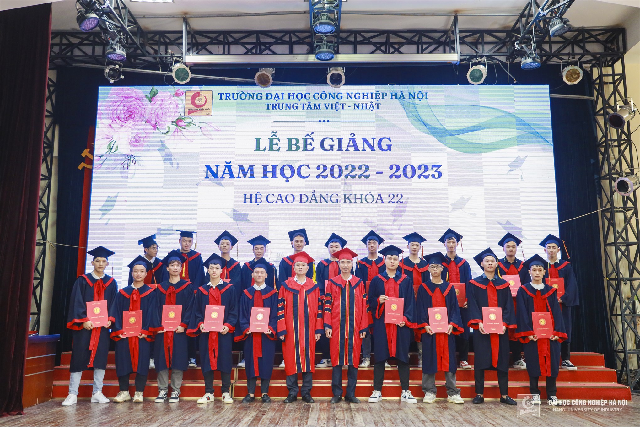 Dư âm ngọt ngào tại lễ tốt nghiệp của hơn 460 sinh viên hệ cao đẳng K22 trung tâm Việt - Nhật
