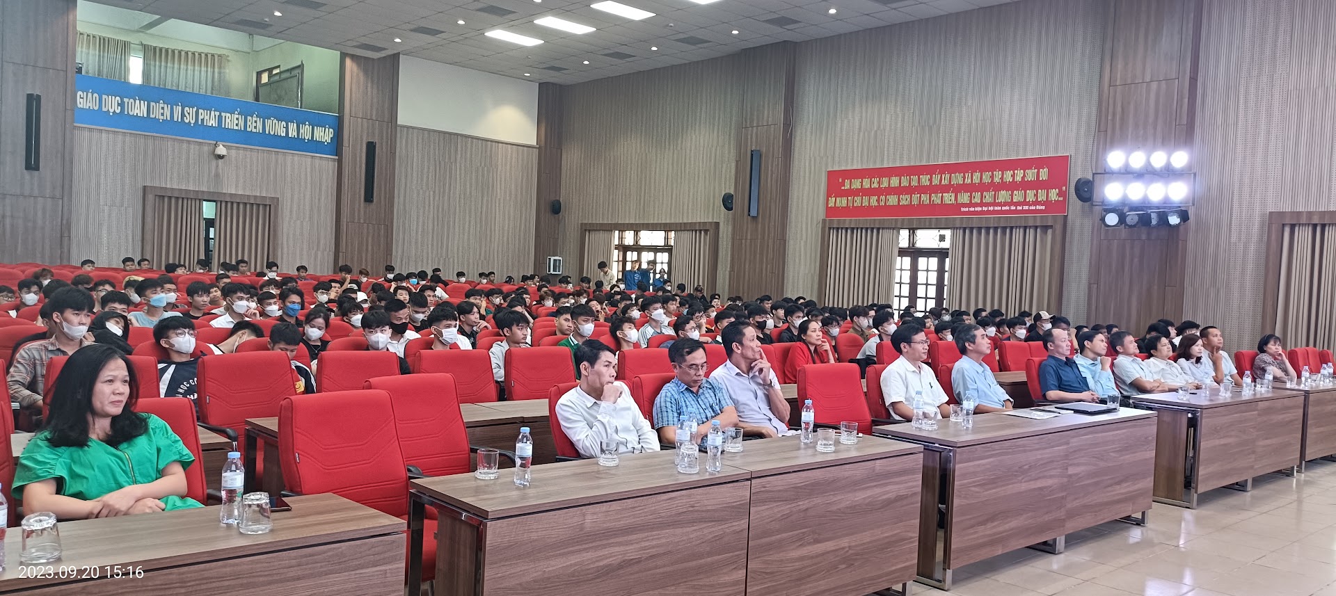 Trung tâm Việt - Nhật tổ chức chào tân sinh viên hệ cao đẳng khóa 25