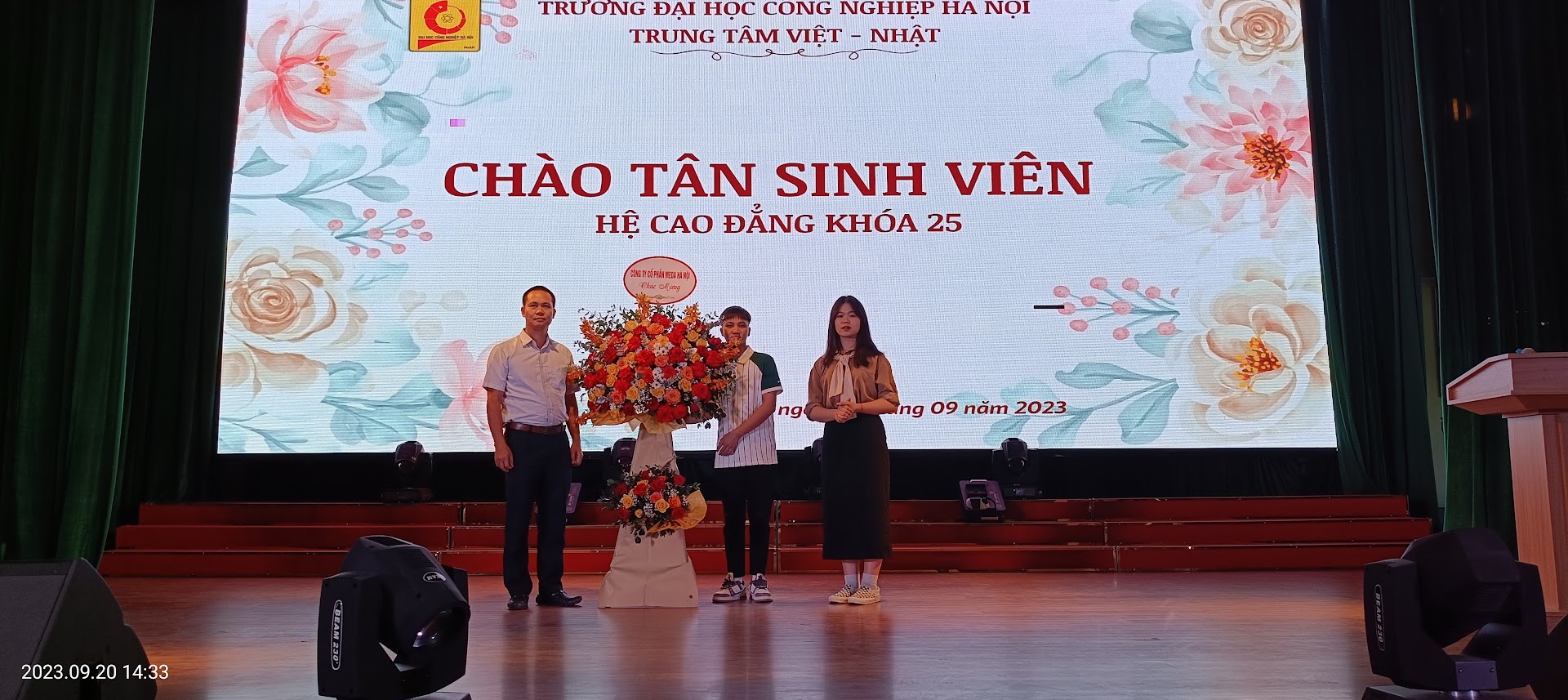 Trung tâm Việt - Nhật tổ chức chào tân sinh viên hệ cao đẳng khóa 25