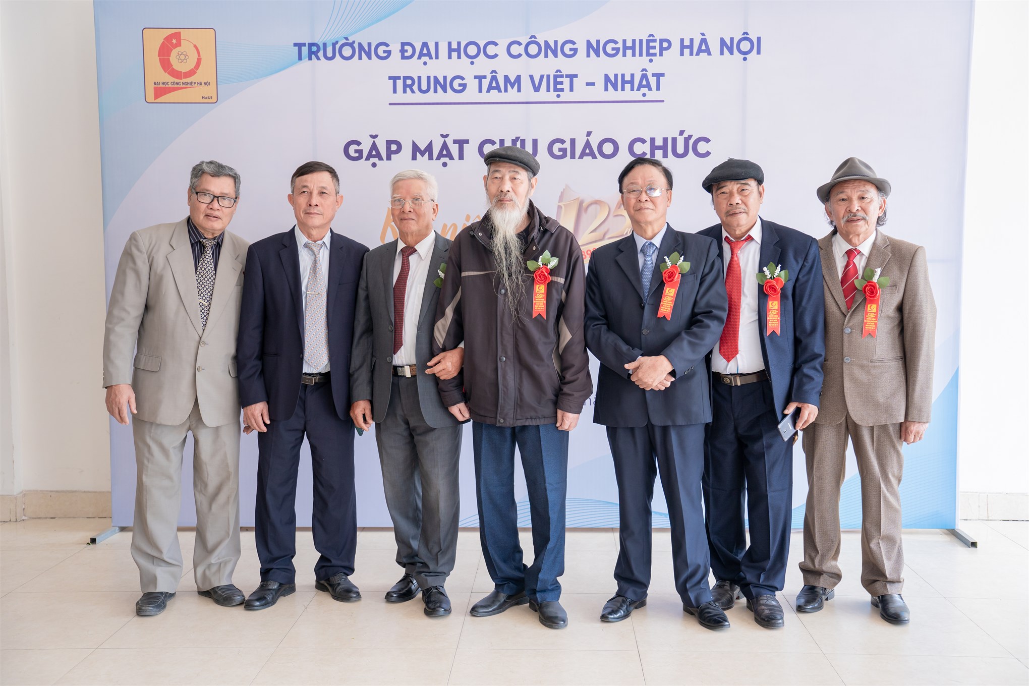Trung tâm Việt Nhật chào mừng 125 năm ngày truyền thống Nhà trường và 41 năm ngày Nhà giáo Việt Nam 20/11