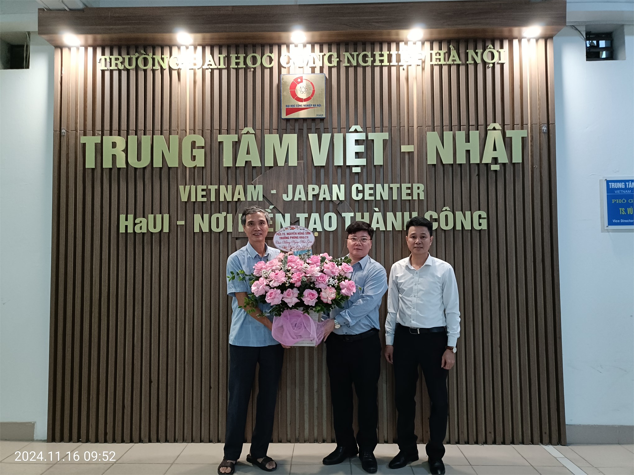 Trung tâm Việt Nhật tổ chức chào mừng 42 năm ngày nhà giáo Việt Nam 20/11/1982 – 20/11/2024