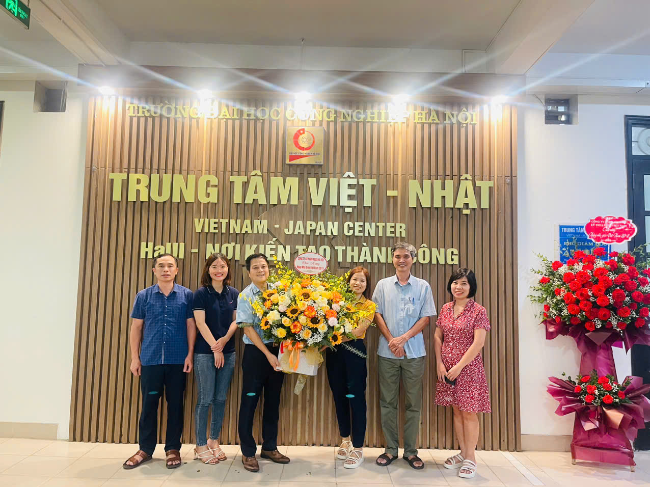 Trung tâm Việt Nhật tổ chức chào mừng 42 năm ngày nhà giáo Việt Nam 20/11/1982 – 20/11/2024