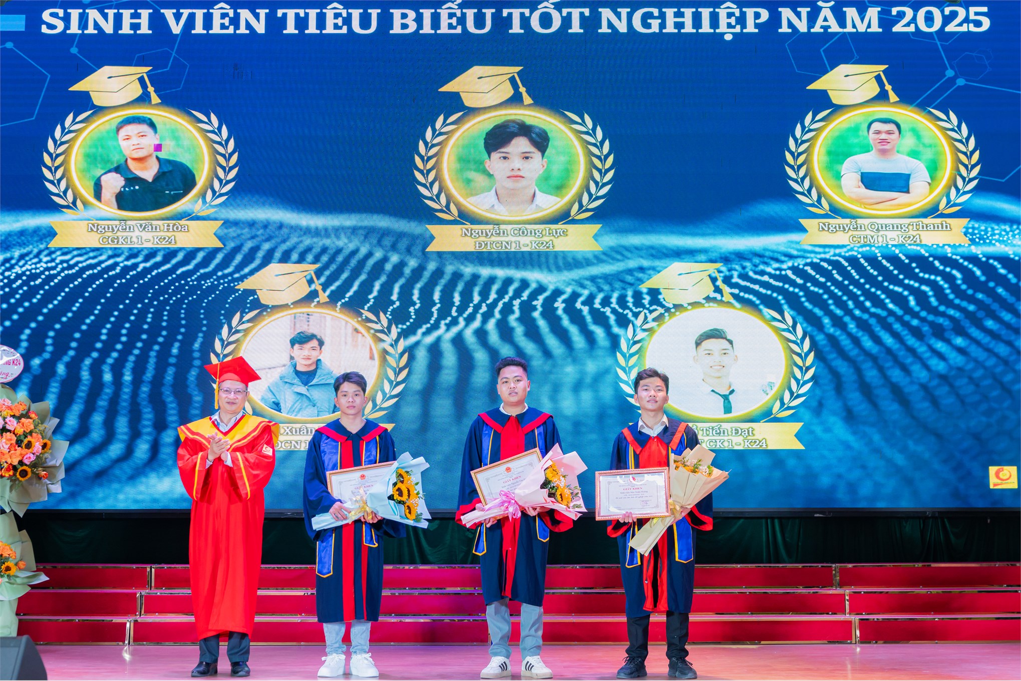 Lễ Tốt nghiệp và trao bằng cho sinh viên hệ cao đẳng tốt nghiệp năm 2025