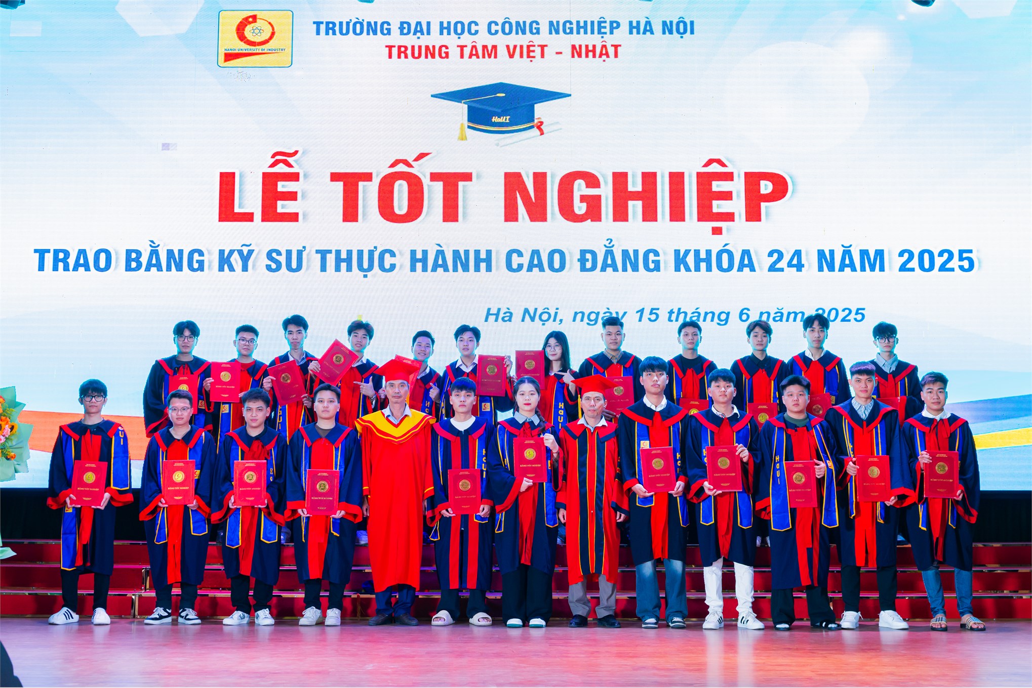 Lễ Tốt nghiệp và trao bằng cho sinh viên hệ cao đẳng tốt nghiệp năm 2025