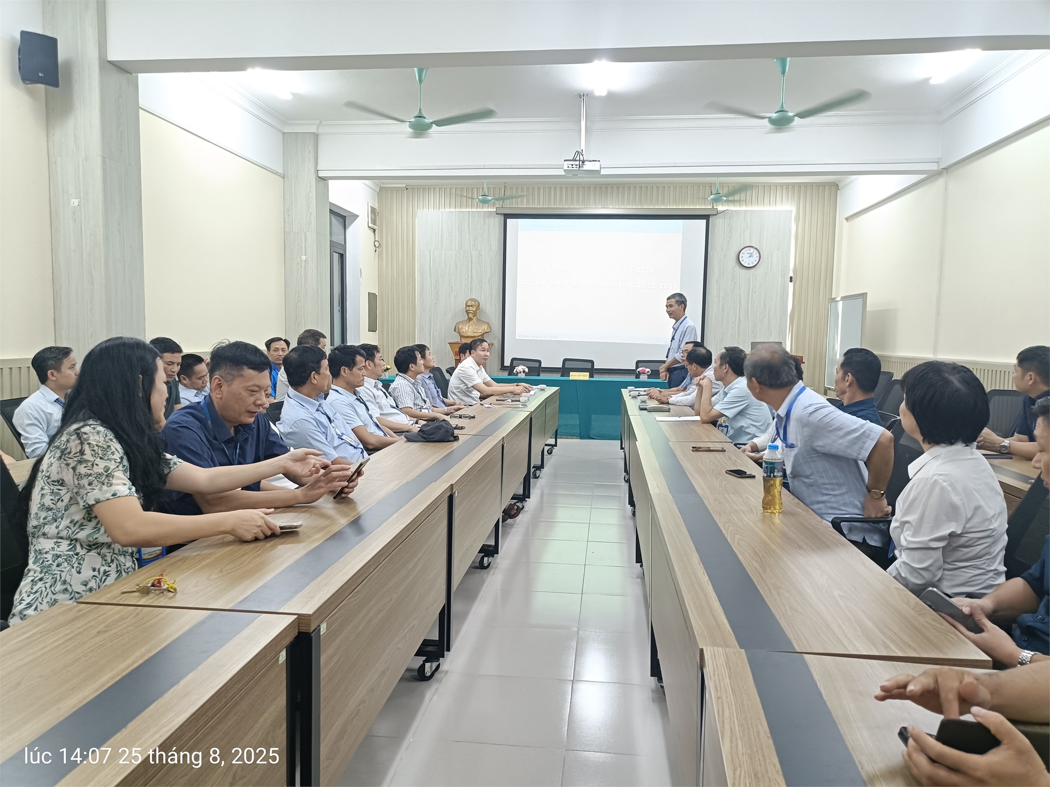 Trung tâm Việt Nhật tổ chức Hội nghị viên chức, người lao động; Tổng kết năm học 2024-2025 và triển khai nhiệm vụ năm học 2025-2026