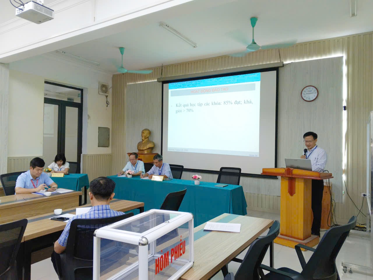 Trung tâm Việt Nhật tổ chức Hội nghị viên chức, người lao động; Tổng kết năm học 2024-2025 và triển khai nhiệm vụ năm học 2025-2026