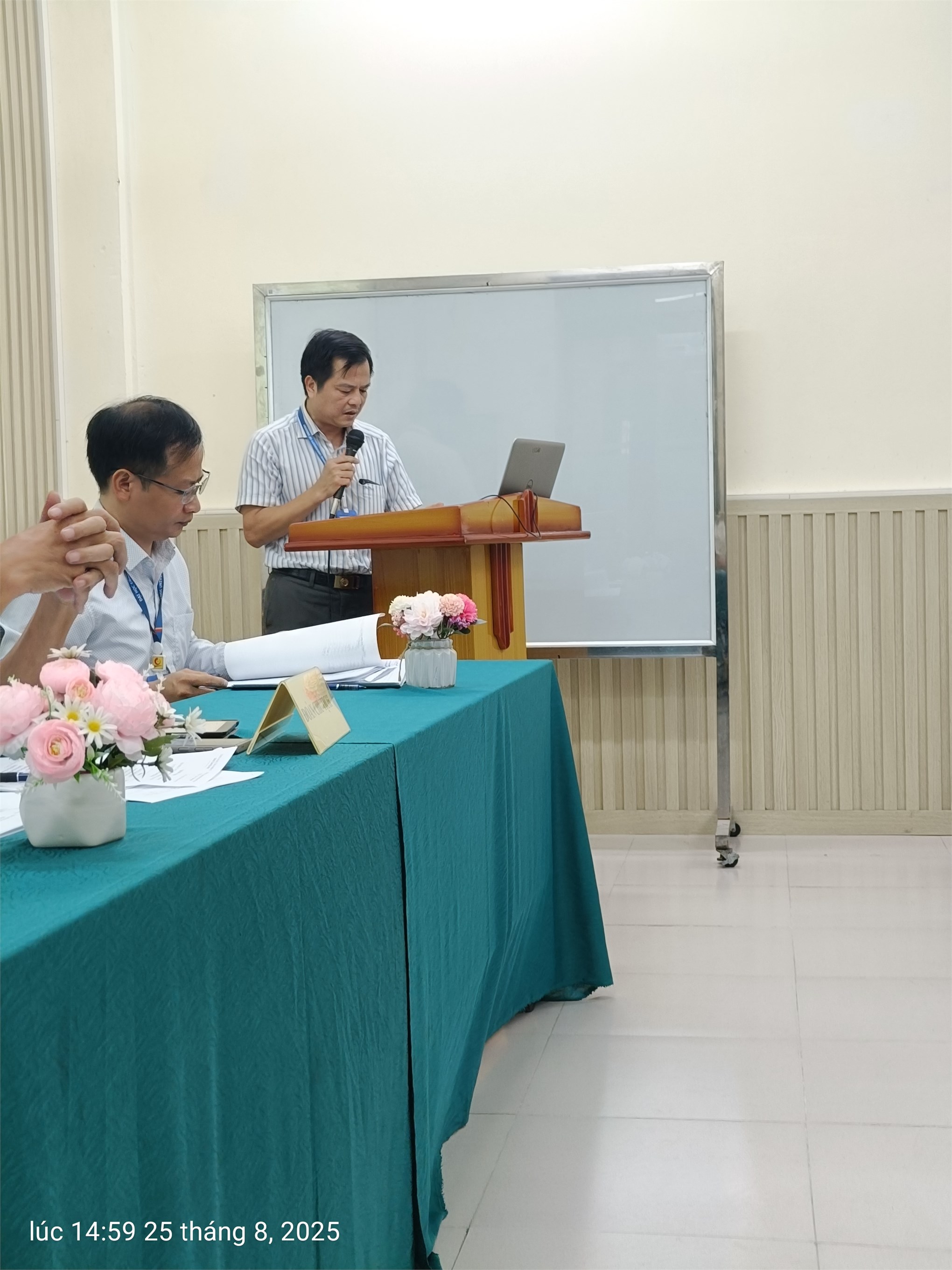 Trung tâm Việt Nhật tổ chức Hội nghị viên chức, người lao động; Tổng kết năm học 2024-2025 và triển khai nhiệm vụ năm học 2025-2026