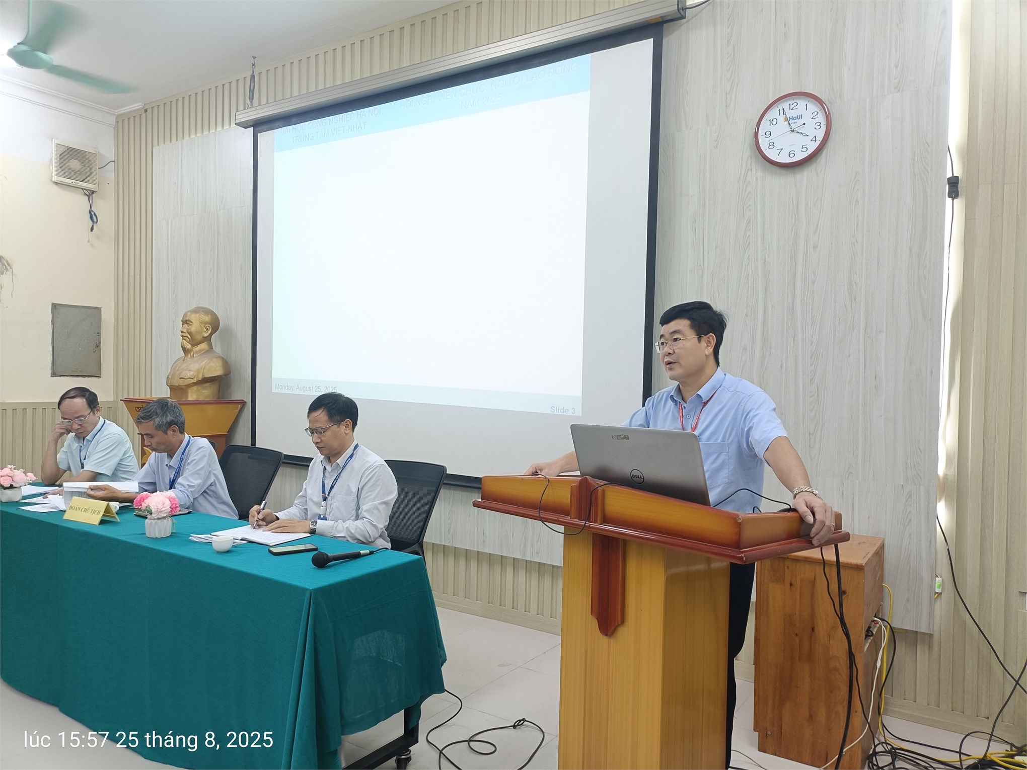 Trung tâm Việt Nhật tổ chức Hội nghị viên chức, người lao động; Tổng kết năm học 2024-2025 và triển khai nhiệm vụ năm học 2025-2026