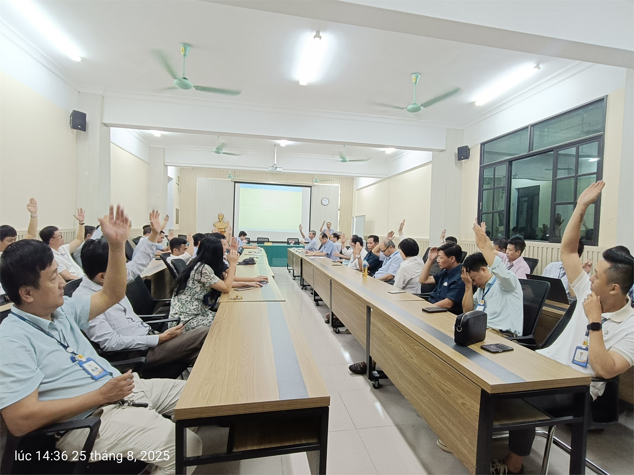Trung tâm Việt Nhật tổ chức Hội nghị viên chức, người lao động; Tổng kết năm học 2024-2025 và triển khai nhiệm vụ năm học 2025-2026