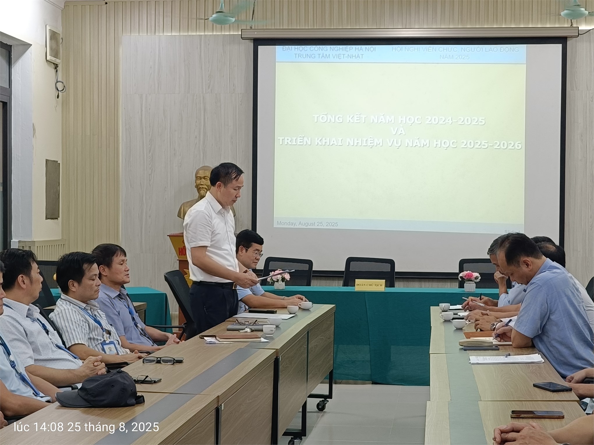 Công bố Quyết định giao nhiệm vụ phụ trách Trung tâm Việt – Nhật và lấy phiếu tín nhiệm cán bộ quản lý