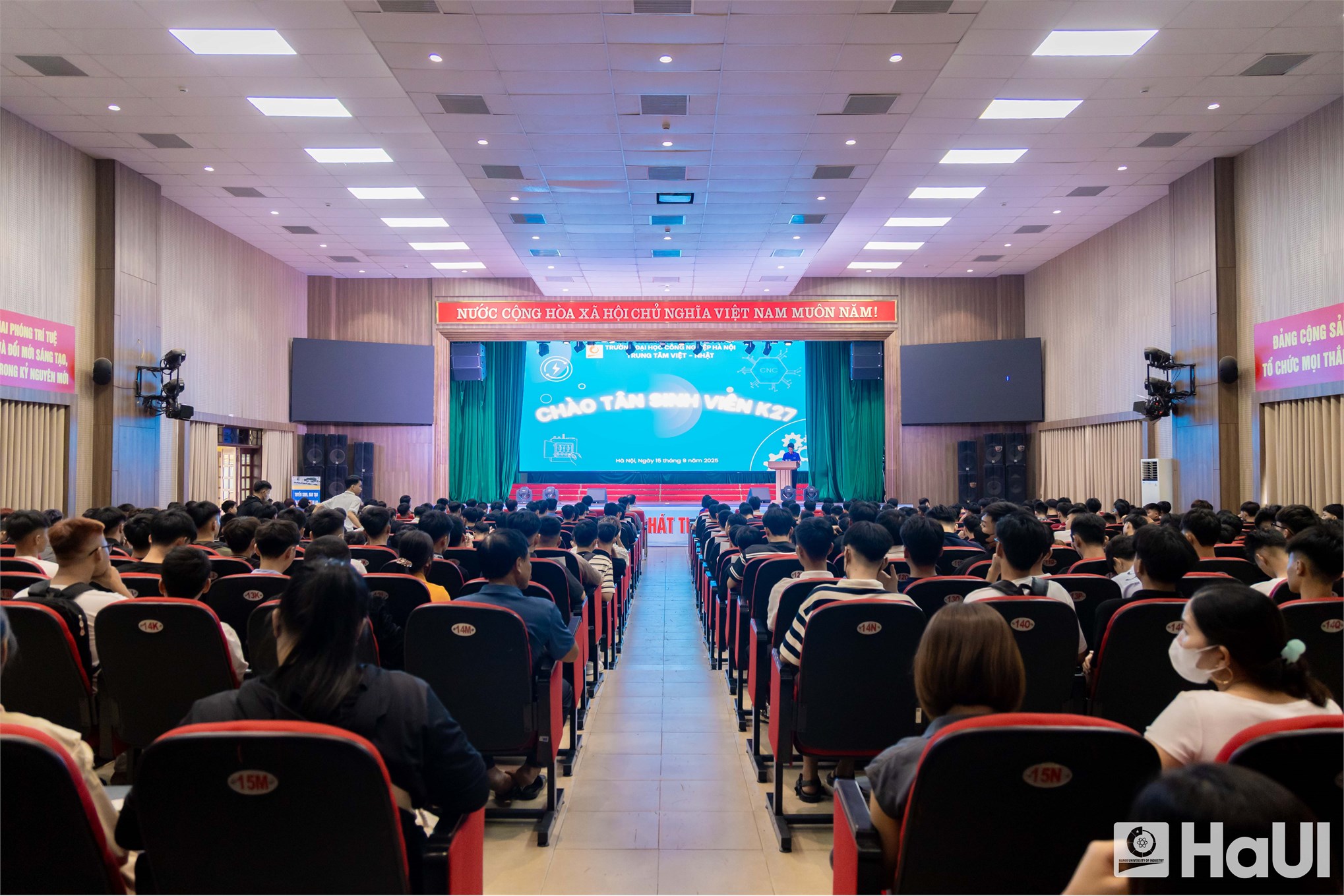 Gần 1.000 tân sinh viên Trung tâm Việt – Nhật háo hức bước vào Ngày hội nhập học