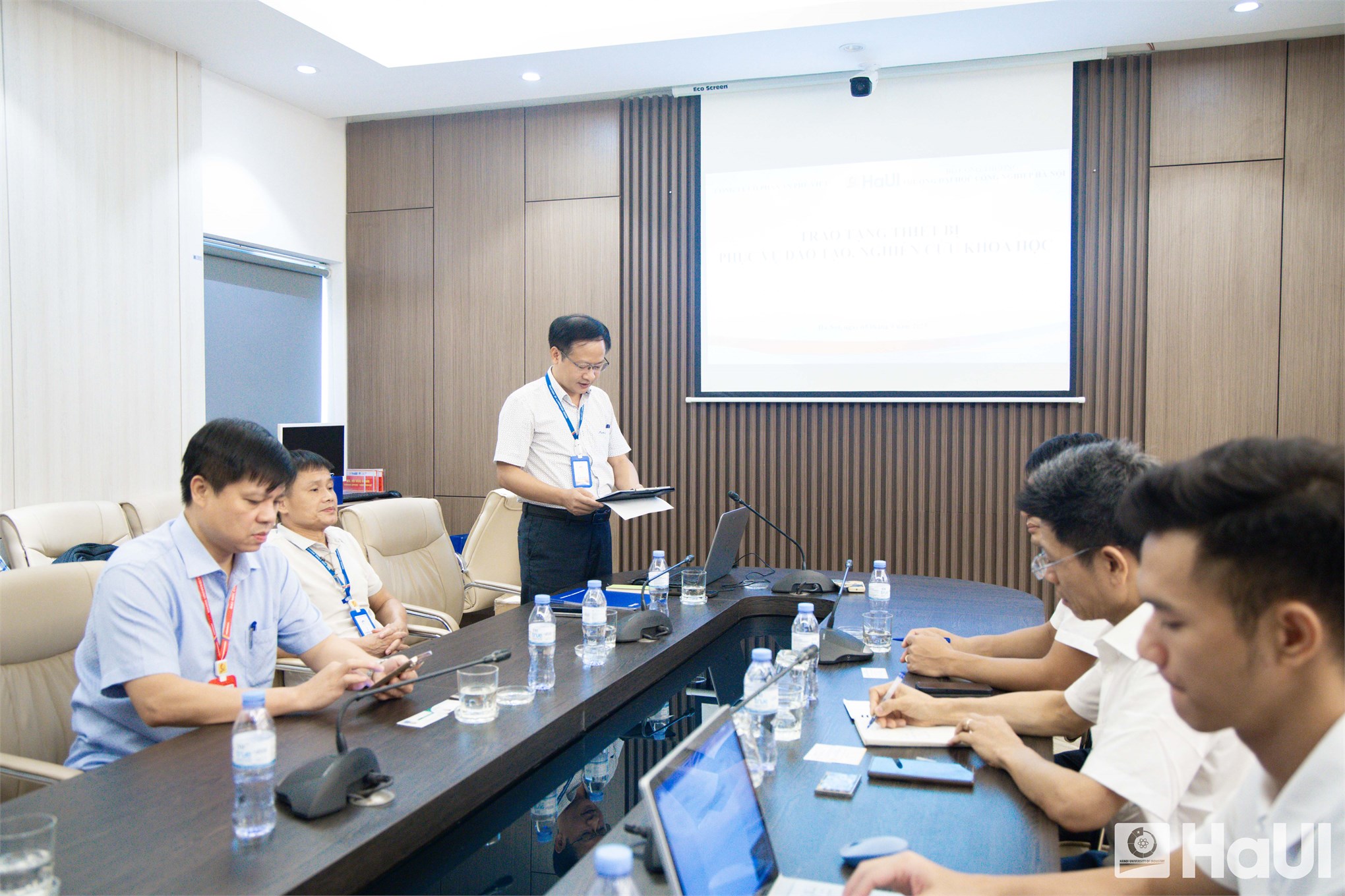 Công ty An Phú Việt trao tặng Trung tâm Việt - Nhật thiết bị phục vụ đào tạo và nghiên cứu khoa học