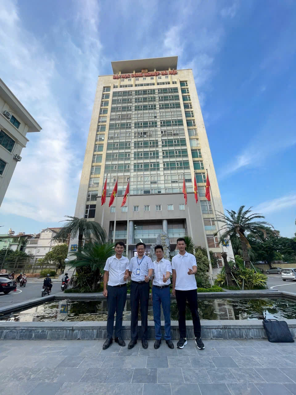 Công ty An Phú Việt trao tặng Trung tâm Việt - Nhật thiết bị phục vụ đào tạo và nghiên cứu khoa học