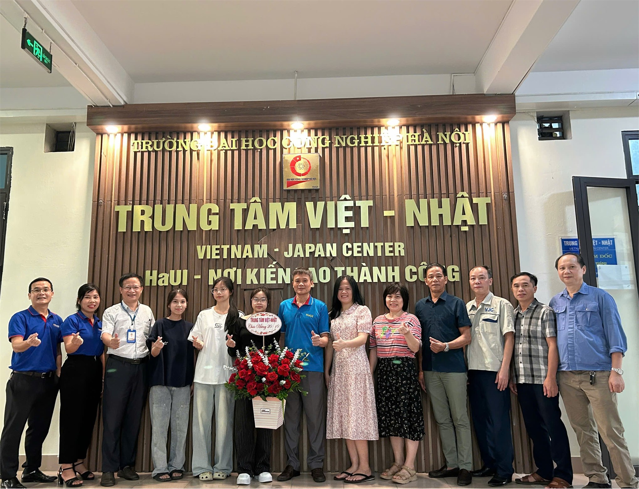 Trung tâm Việt Nhật tôn vinh phái đẹp nhân 95 năm ngày thành lập Hội liên hiệp phụ nữ Việt Nam