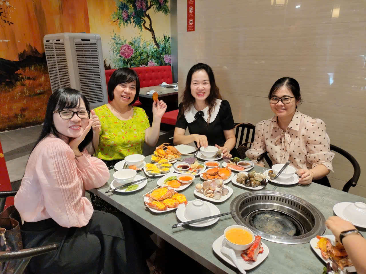 Trung tâm Việt Nhật tôn vinh phái đẹp nhân 95 năm ngày thành lập Hội liên hiệp phụ nữ Việt Nam