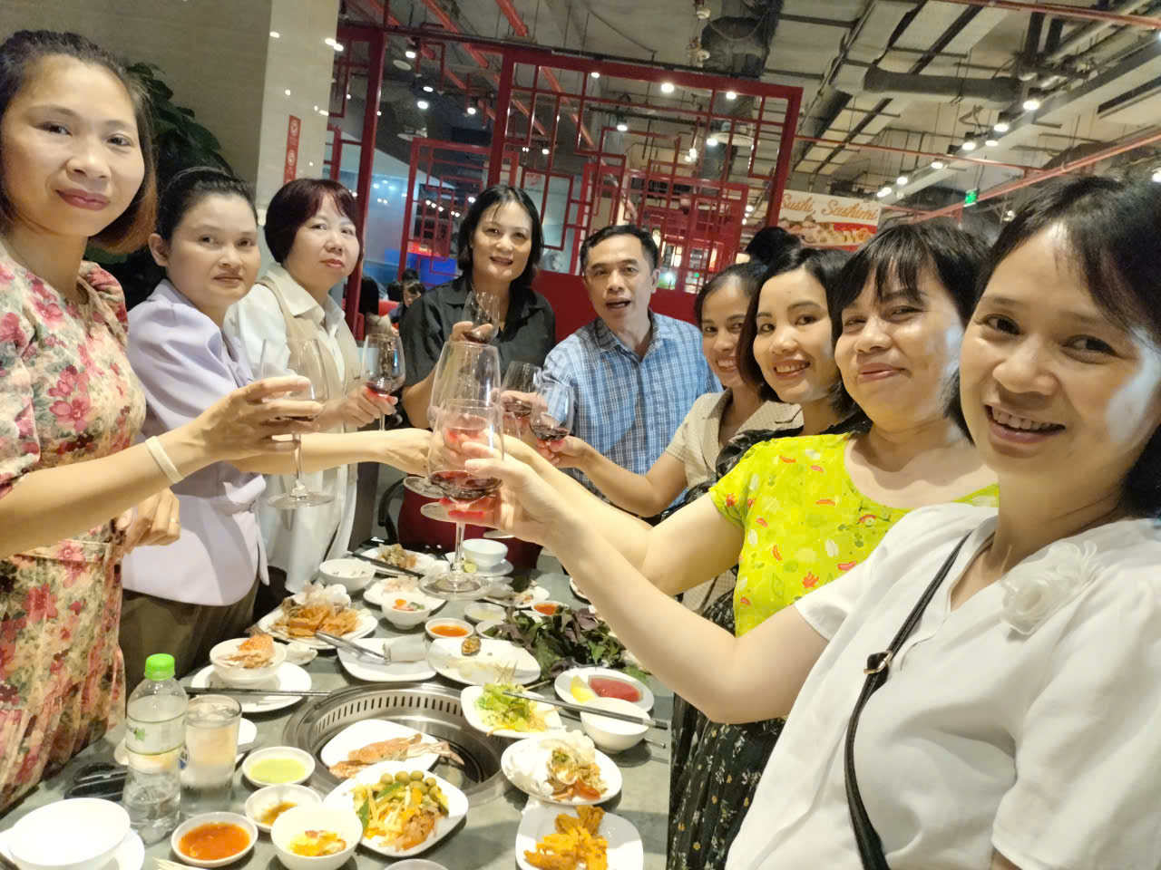Trung tâm Việt Nhật tôn vinh phái đẹp nhân 95 năm ngày thành lập Hội liên hiệp phụ nữ Việt Nam