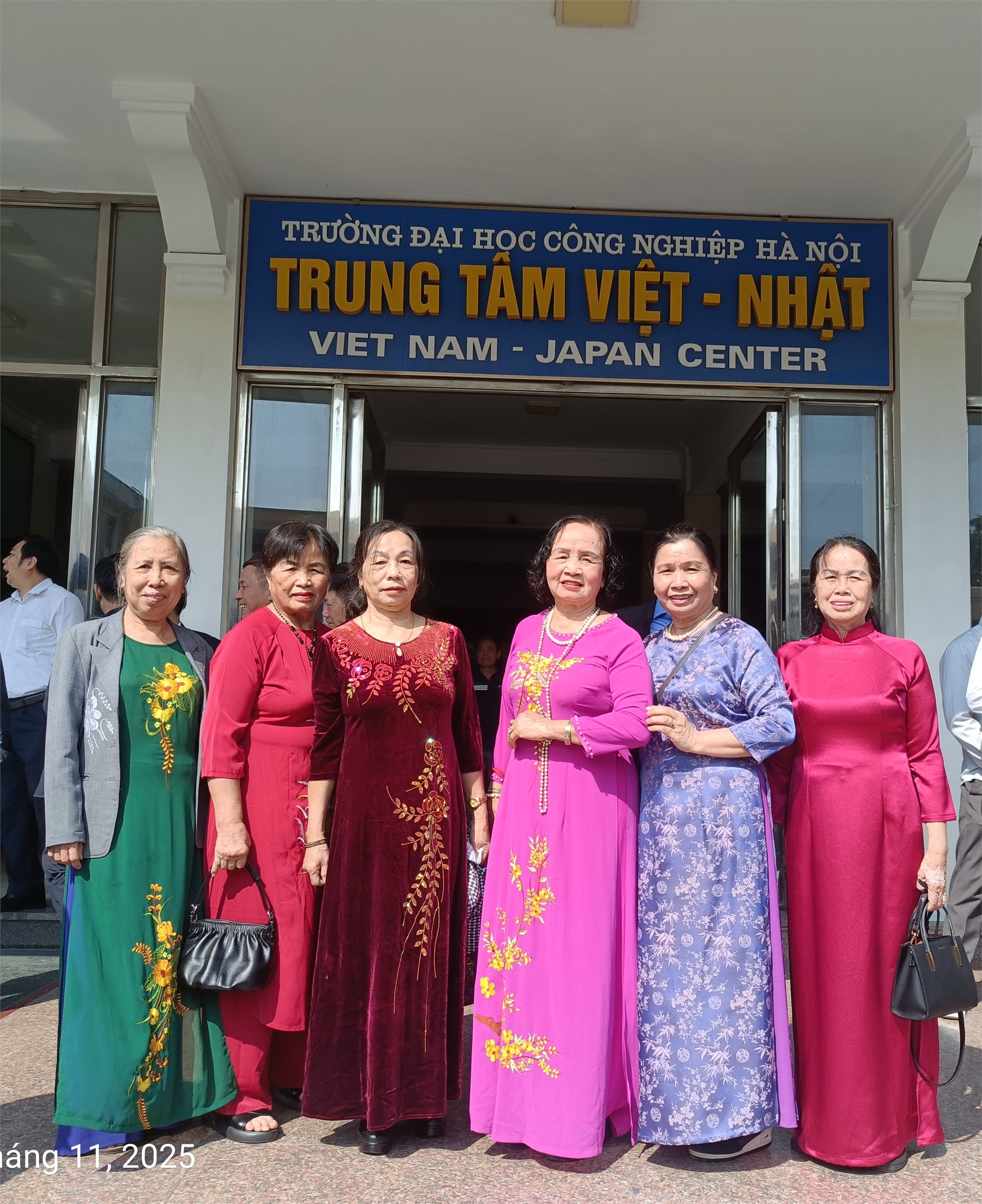 Trung tâm Việt Nhật tổ chức chào mừng 43 năm ngày nhà giáo Việt Nam 20/11/1982 – 20/11/2025