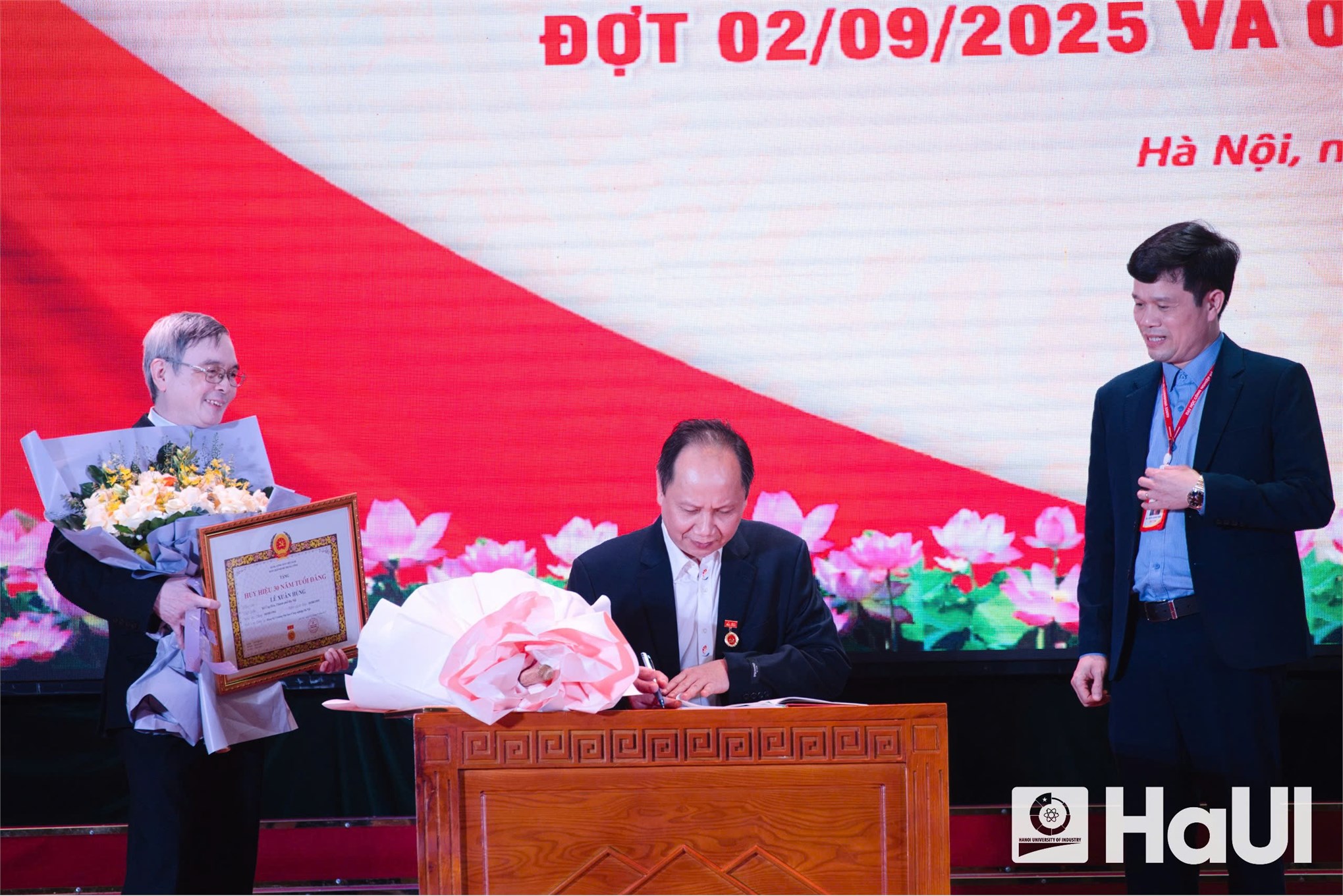 Đồng chí Nguyễn Trường Giang nhận Huy hiệu 30 năm tuổi Đảng