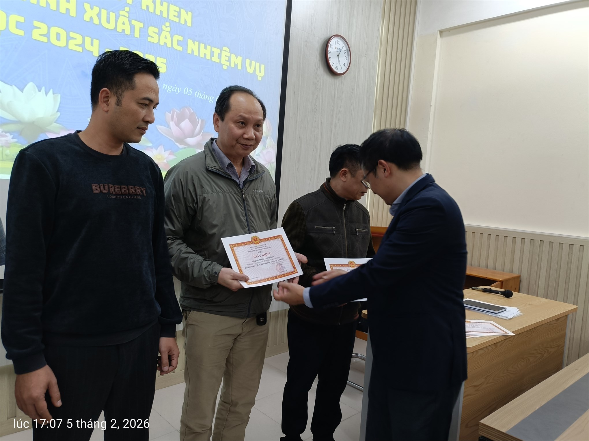 CHI BỘ TRAO GIẤY KHEN ĐẢNG VIÊN HOÀN THÀNH XUẤT SẮC NHIỆM VỤ VÀ SINH HOẠT THÁNG 2/2026