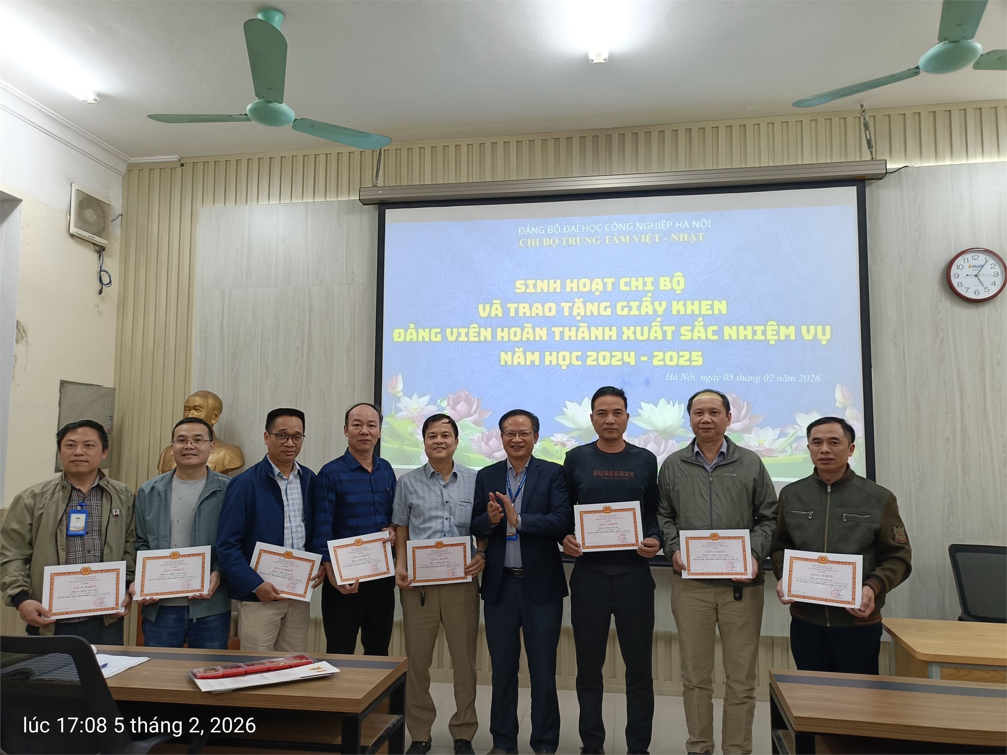 CHI BỘ TRAO GIẤY KHEN ĐẢNG VIÊN HOÀN THÀNH XUẤT SẮC NHIỆM VỤ VÀ SINH HOẠT THÁNG 2/2026