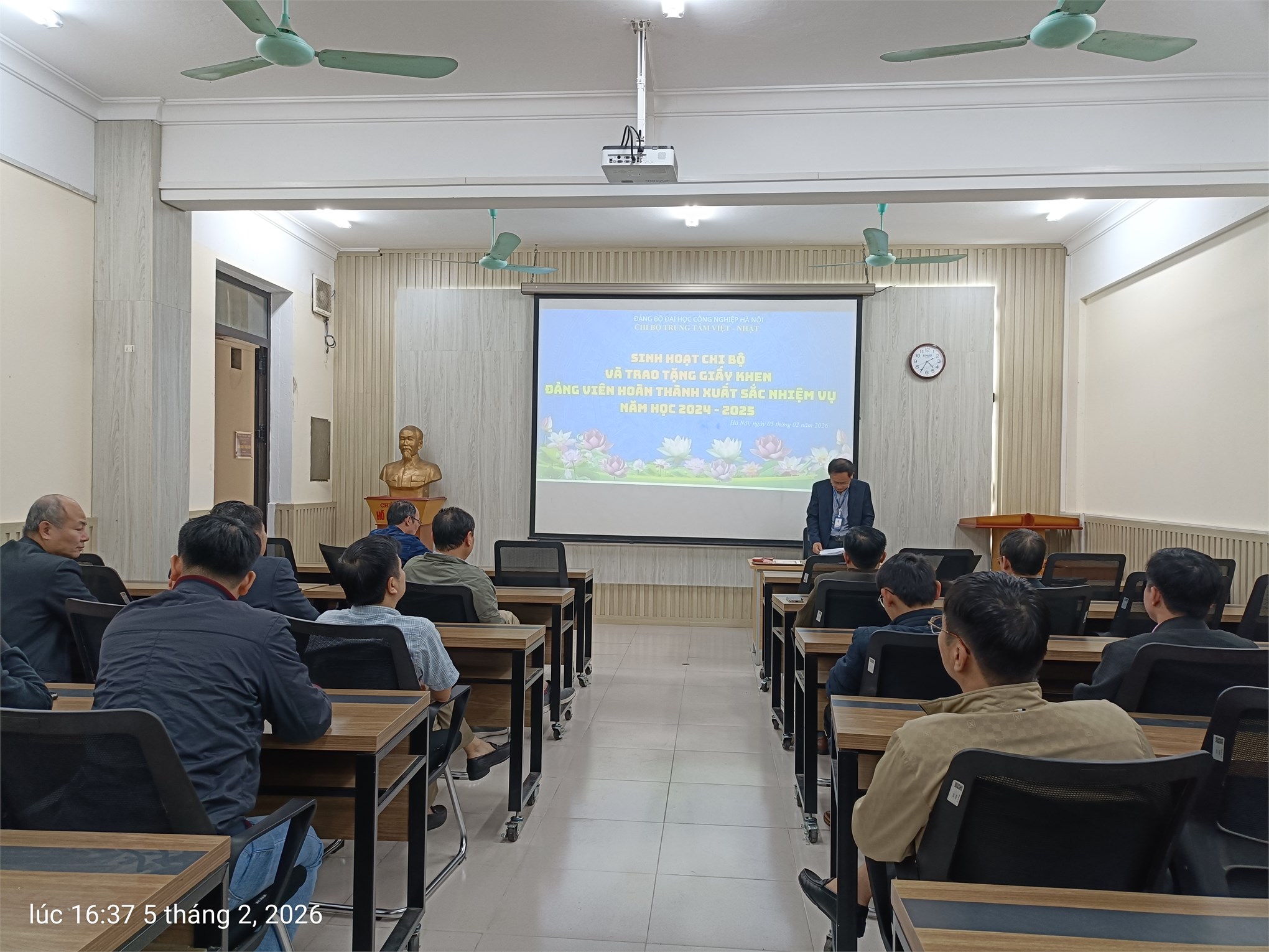 CHI BỘ TRAO GIẤY KHEN ĐẢNG VIÊN HOÀN THÀNH XUẤT SẮC NHIỆM VỤ VÀ SINH HOẠT THÁNG 2/2026