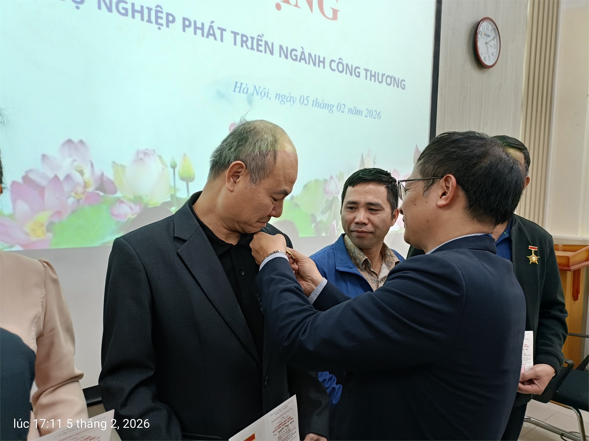 TRUNG TÂM VIỆT NHẬT TRAO TẶNG KỶ NIỆM CHƯƠNG “VÌ SỰ PHÁT TRIỂN NGÀNH CÔNG THƯƠNG” CHO 06 ĐỒNG CHÍ