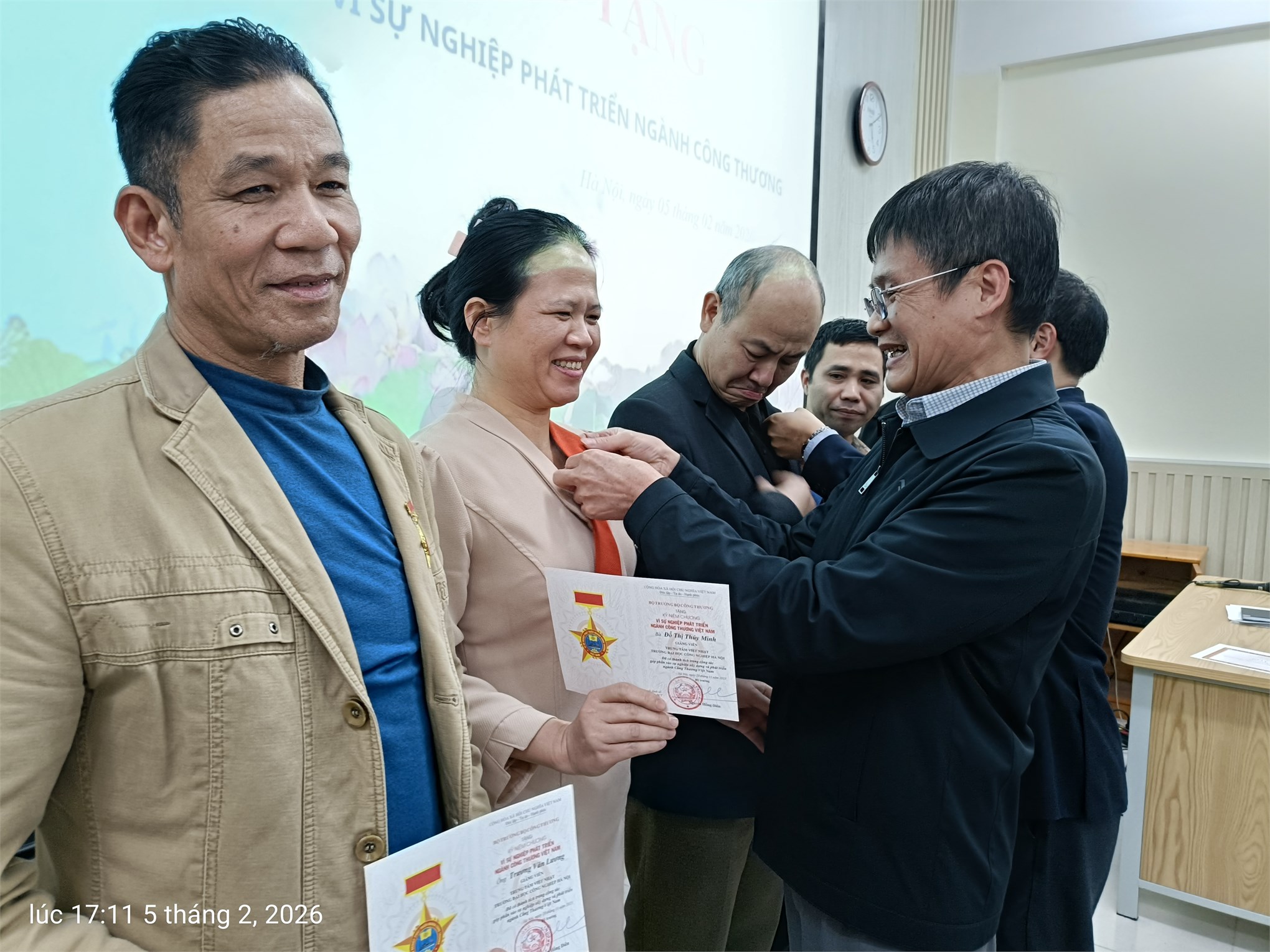 TRUNG TÂM VIỆT NHẬT TRAO TẶNG KỶ NIỆM CHƯƠNG “VÌ SỰ PHÁT TRIỂN NGÀNH CÔNG THƯƠNG” CHO 06 ĐỒNG CHÍ