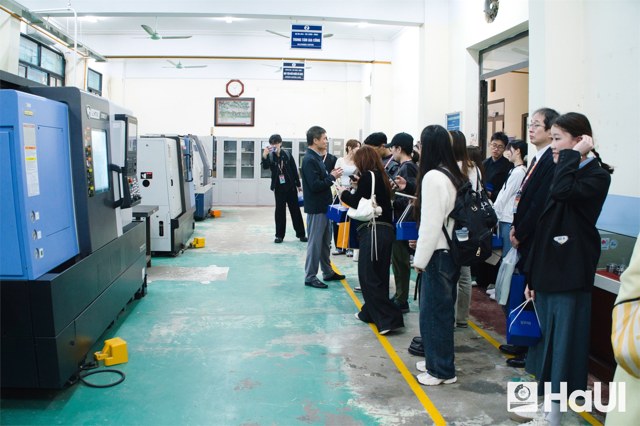 Trung tâm Việt – Nhật tiếp đón đoàn sinh viên quốc tế Trường Đại học Kwansei Gakuin (Nhật Bản) và Trường Đại học Thương Mại đến tham quan, giao lưu và trải nghiệm