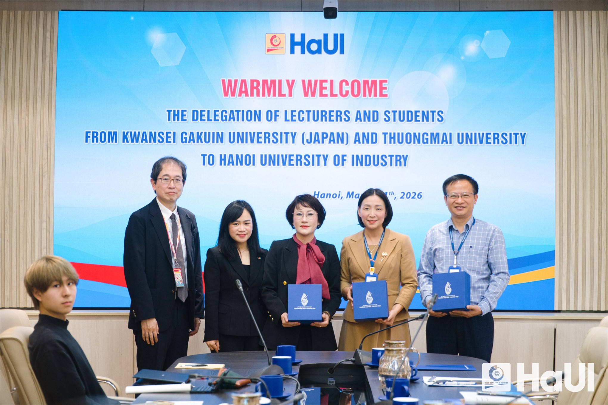 Trung tâm Việt – Nhật tiếp đón đoàn sinh viên quốc tế Trường Đại học Kwansei Gakuin (Nhật Bản) và Trường Đại học Thương Mại đến tham quan, giao lưu và trải nghiệm