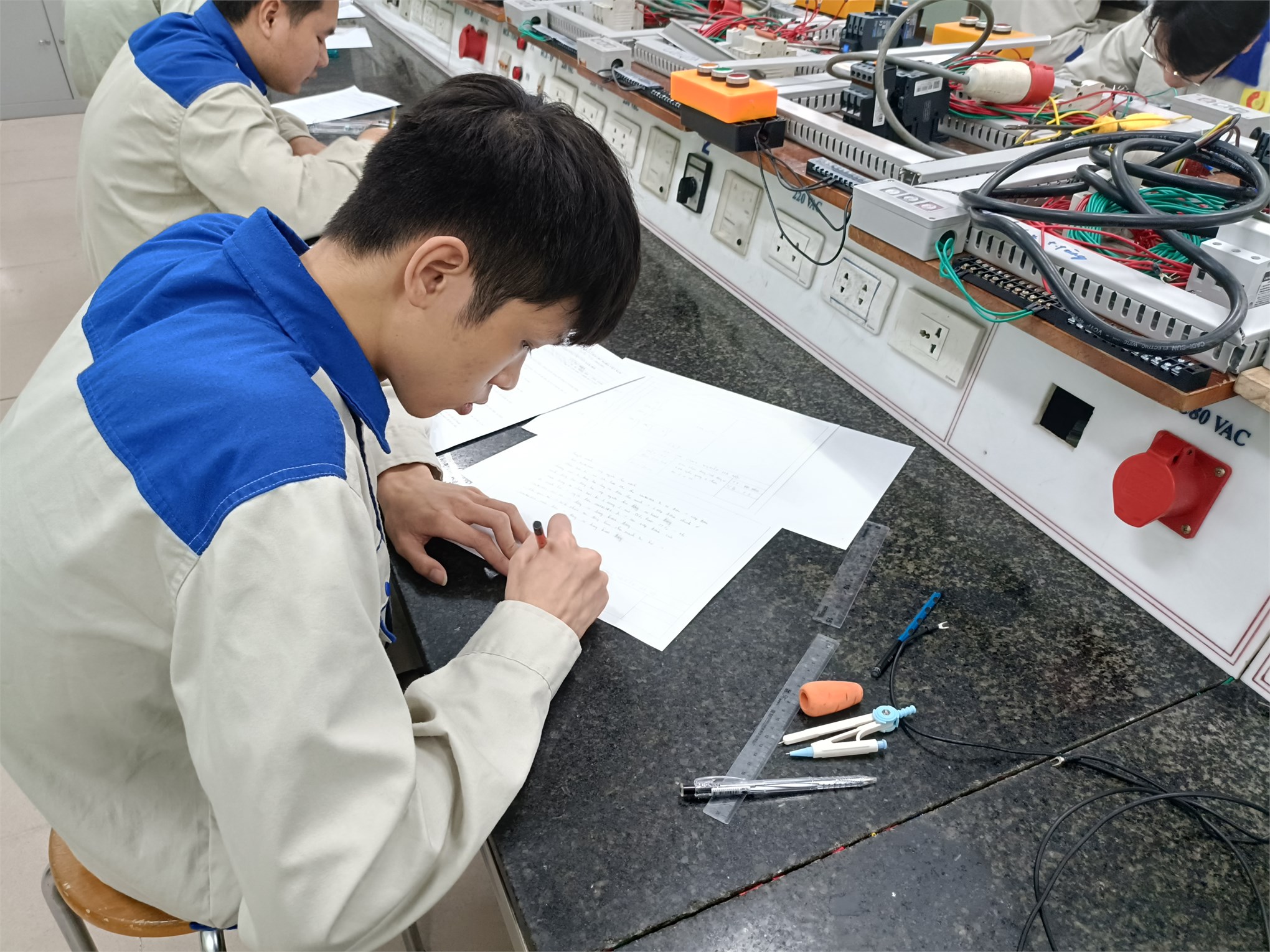 Khai mạc Hội thi “Sinh viên giỏi kỹ năng nghề 2026” tại Trung tâm Việt – Nhật